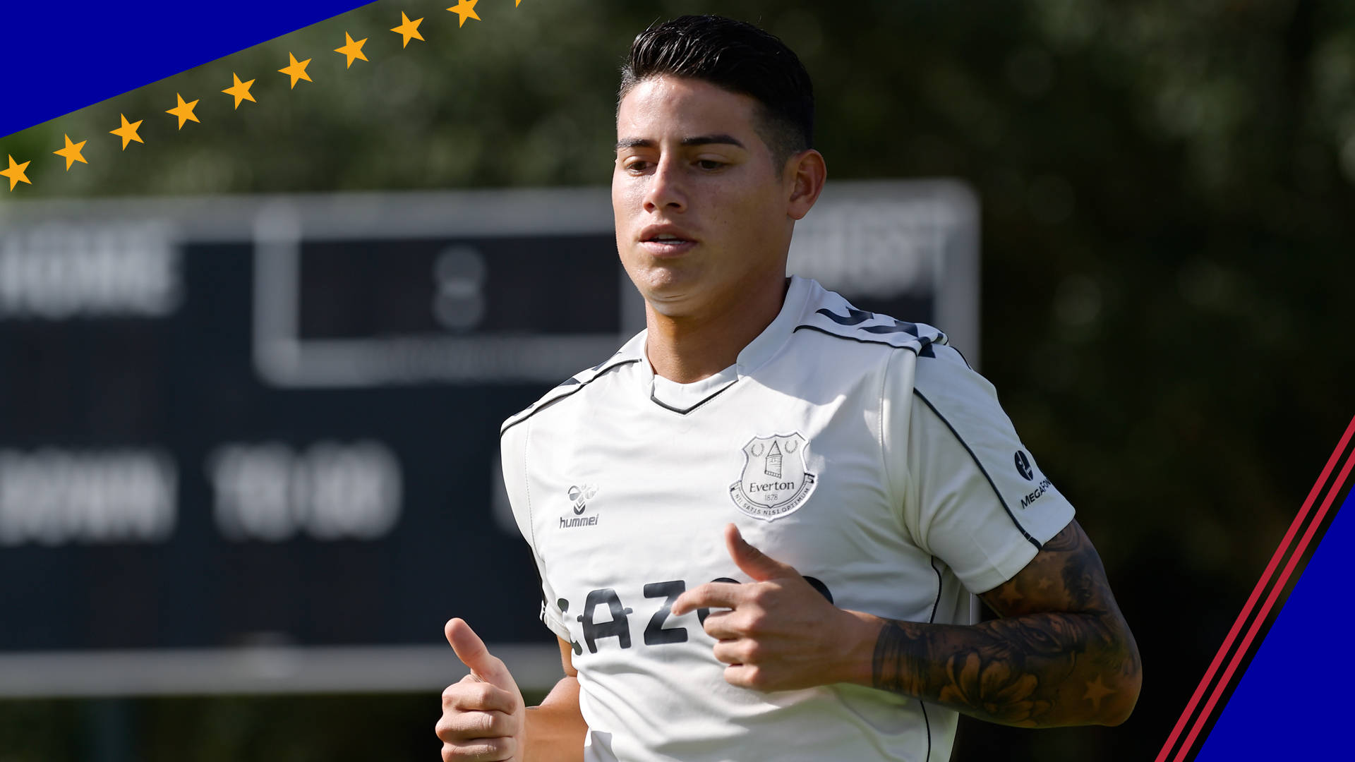 James Rodriguez 桌布 壁紙 — 一名身穿白色艾佛頓球衣的足球員在明亮的日光下戶外奔跑，豎起兩個大拇指。