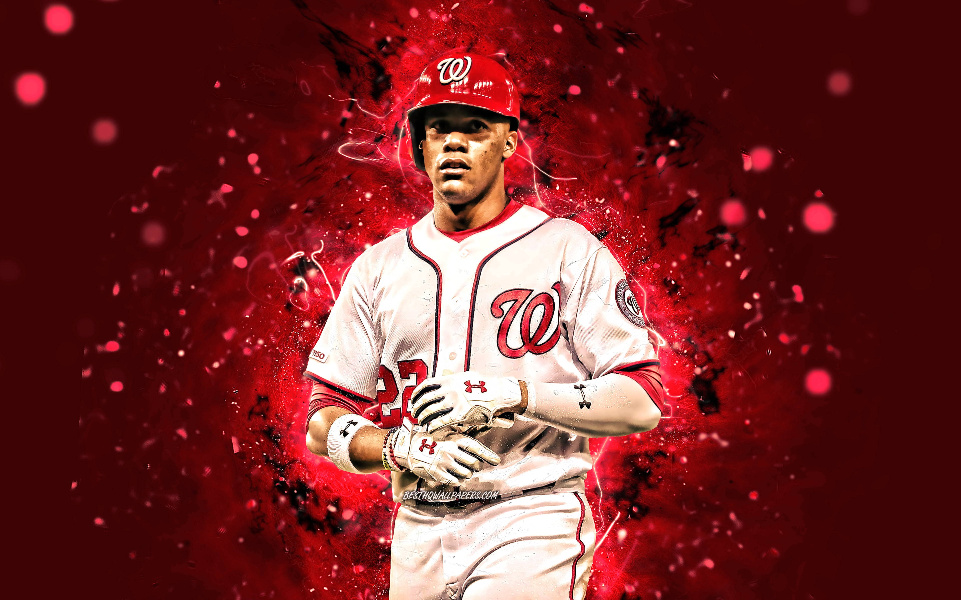 Nationals 桌布 壁紙 — 一名身穿白色華盛頓國民隊球衣的棒球運動員，在充滿活力的紅色潑濺背景前擺好姿勢。