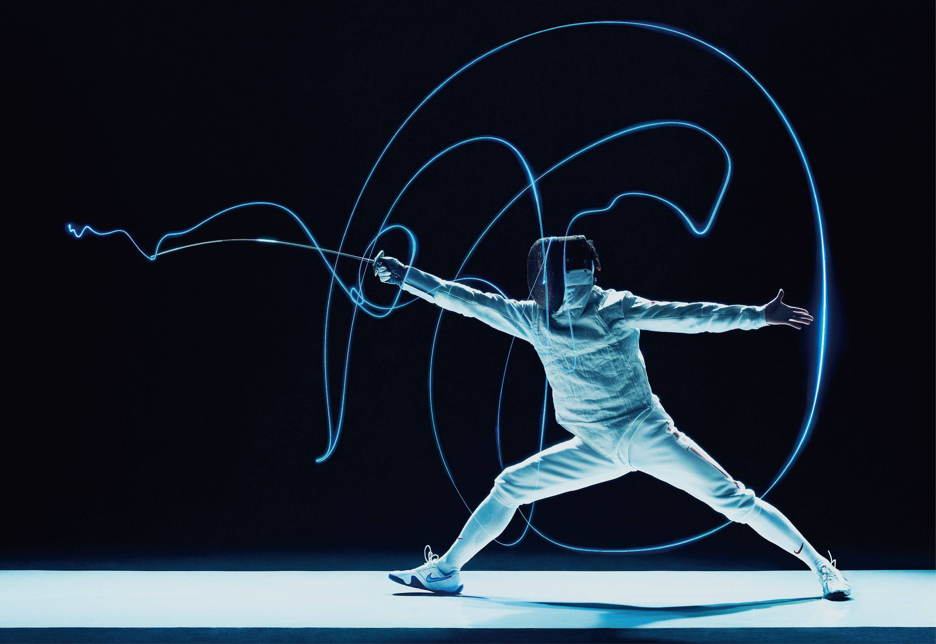 Fencing 桌布 壁紙 — 一名身穿白色裝備的劍擊手在黑色背景前擺出動感姿勢，周圍有發光的藍色光軌旋轉環繞。