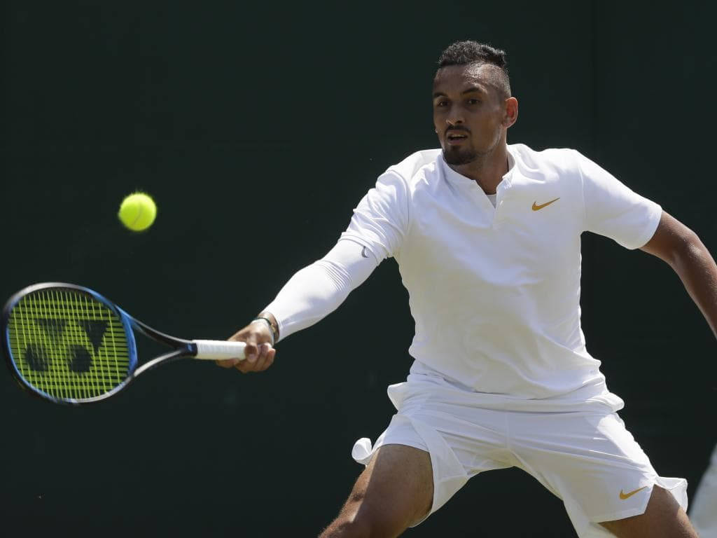 Kyrgios 桌布 壁紙 — 一名身穿白色裝備的男性網球選手在深色背景下揮拍擊打一顆亮黃色的球。