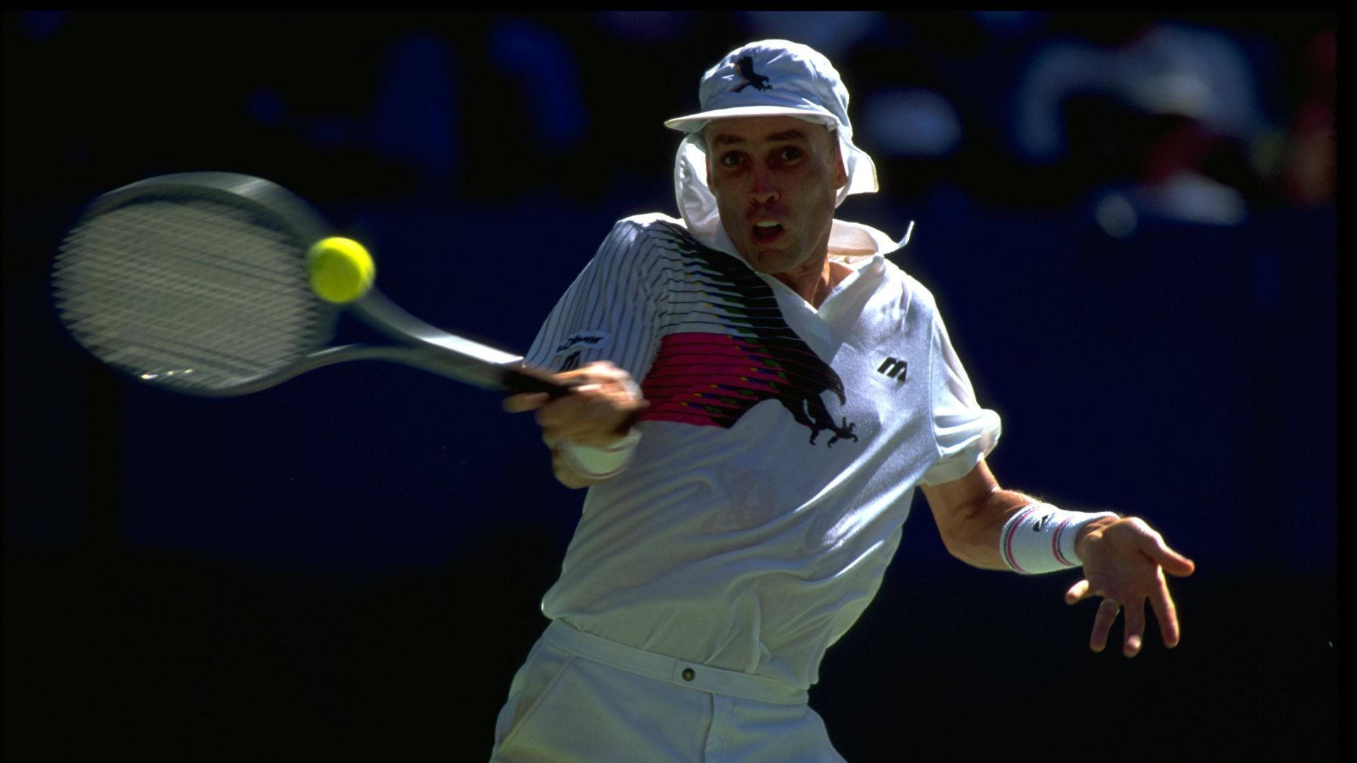 Tennis 桌布 壁紙 — 一名身穿白色裝備的男網球運動員，在深藍色背景下，全神貫注地揮拍擊打一個黃色網球。