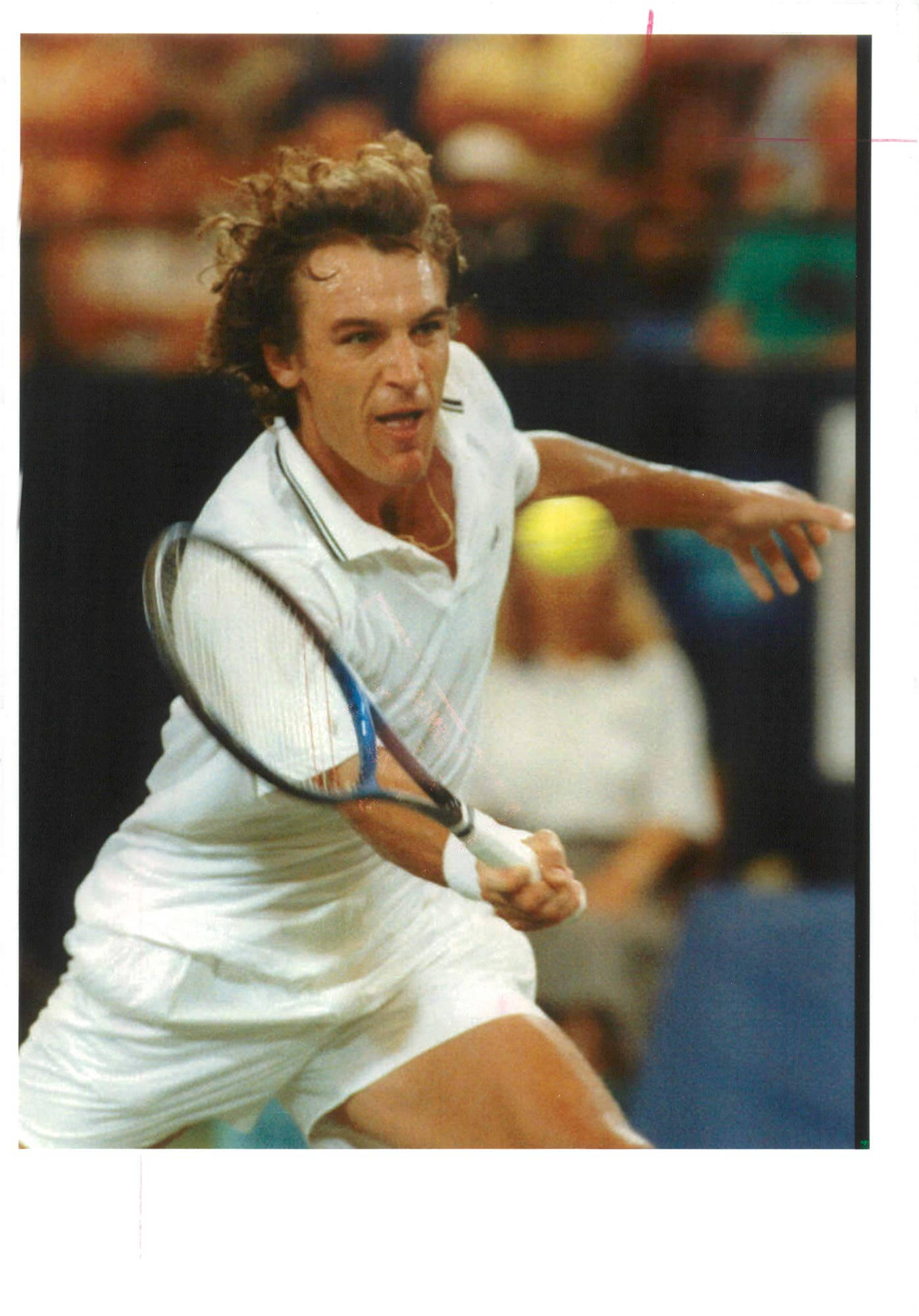 Tennis 桌布 壁紙 — 一名身穿白色裝備的男網球選手在一場激烈的比賽中向前衝刺，揮動球拍擊向一個黃色網球。