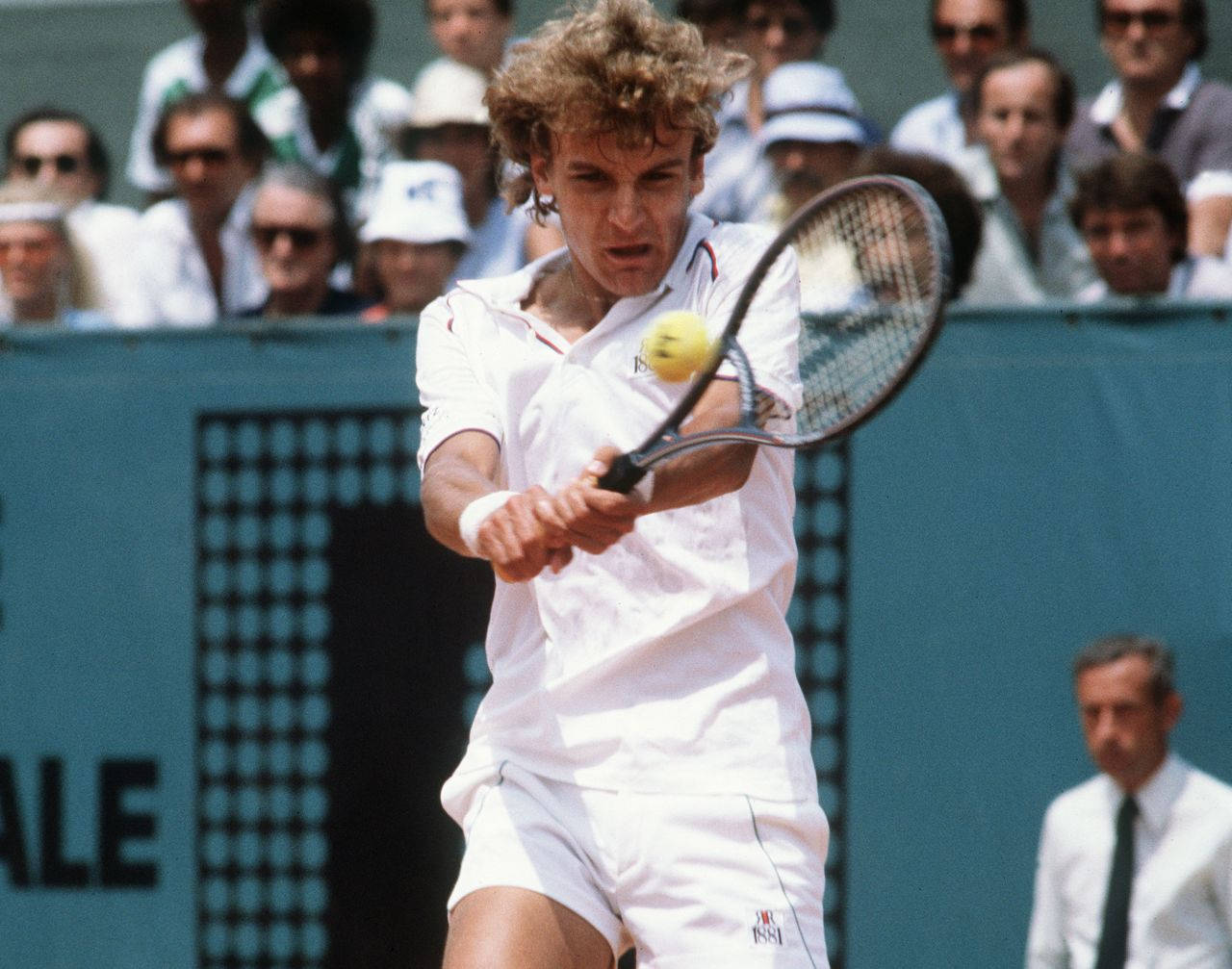 Tennis 桌布 壁紙 — 一名身穿白色裝備的男網球選手在日間比賽中，專注地揮拍擊打黃色網球。
