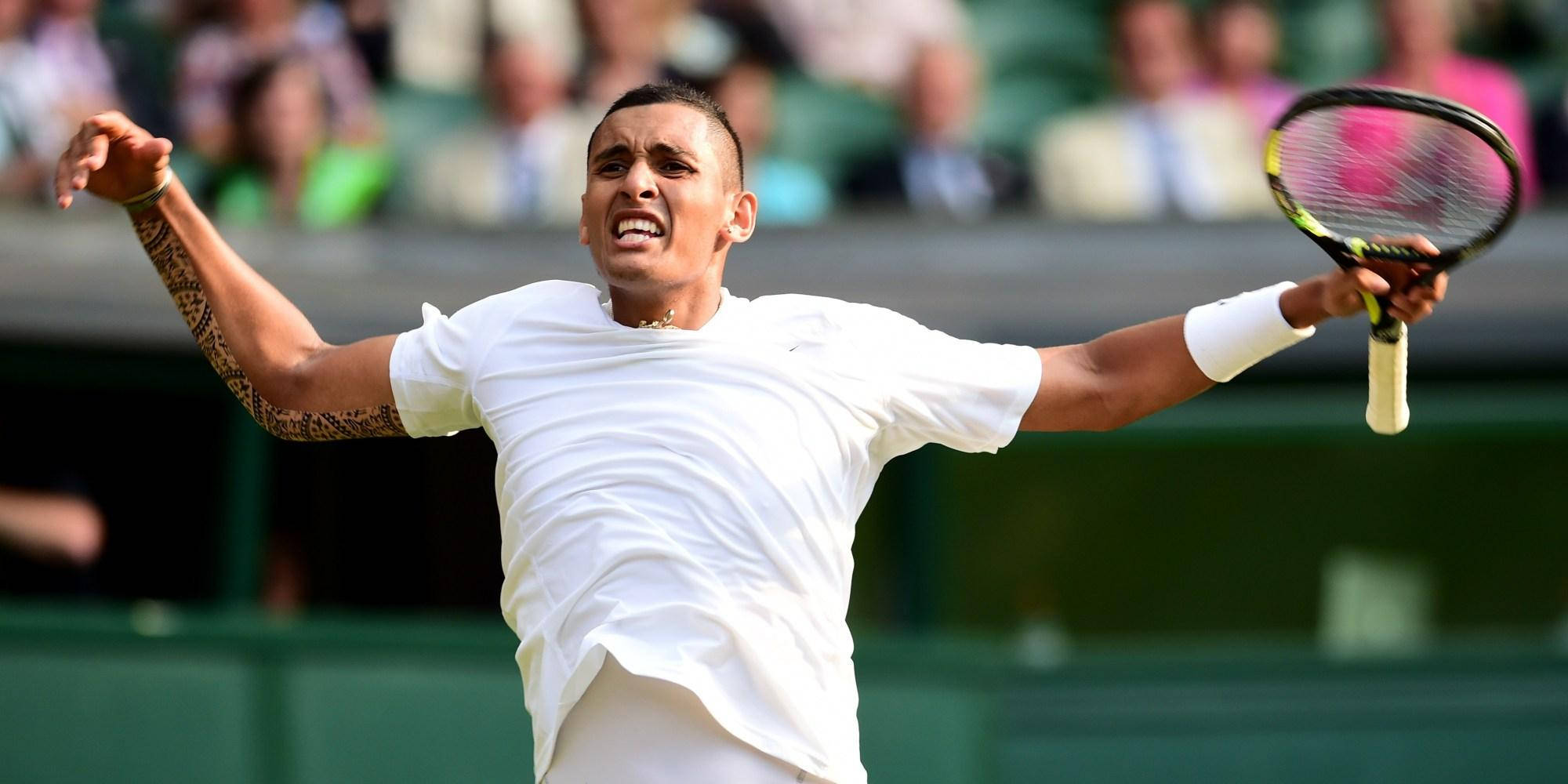 Kyrgios 桌布 壁紙 — 一名身穿白色裝備的男網球選手在明亮的日光下，於草地場上張開雙臂慶祝。