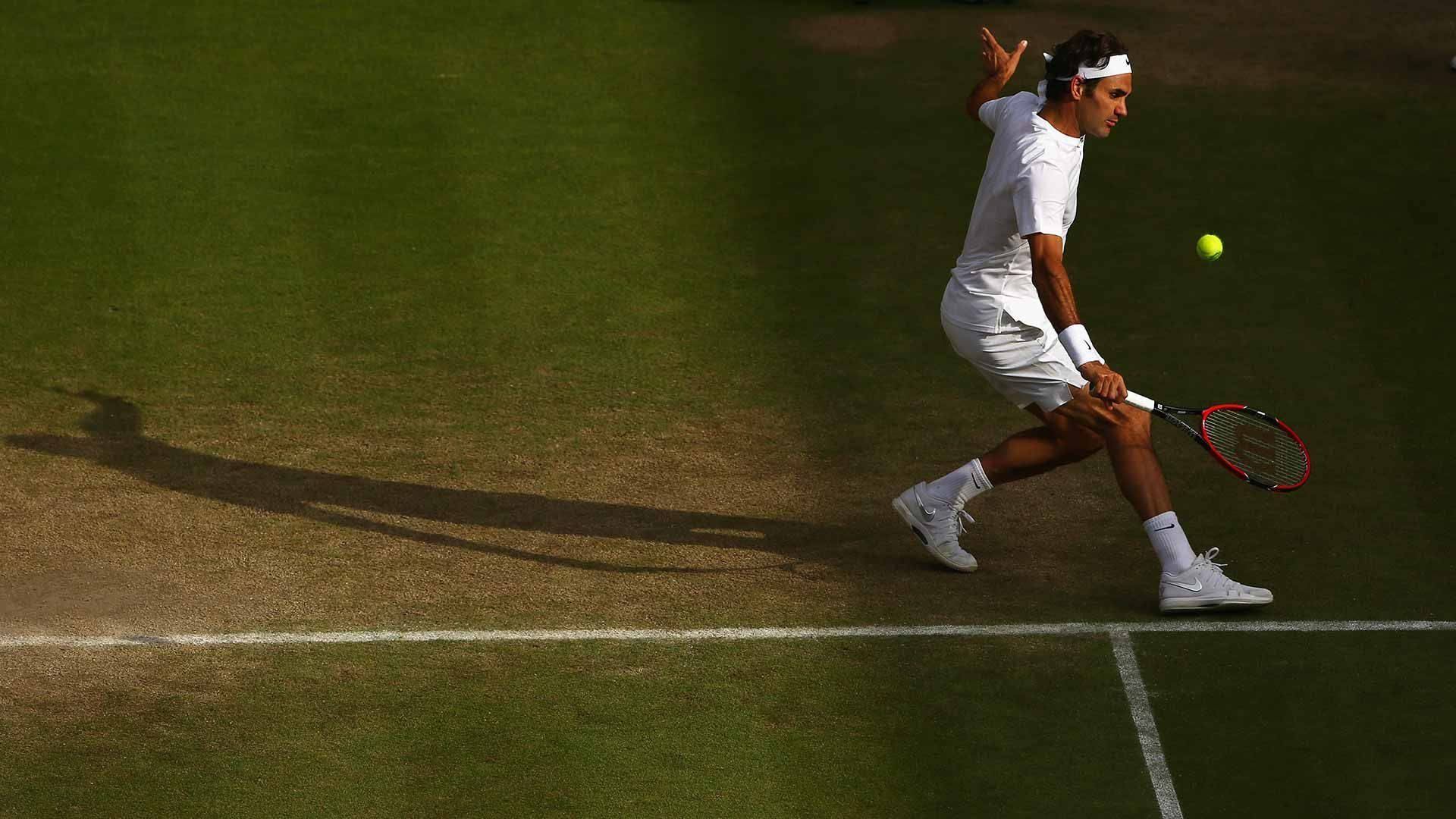 Wimbledon 桌布 壁紙 — 一名身穿白色裝備的網球選手在明亮的陽光下，在草地場上飛身擊打一個黃色的球。