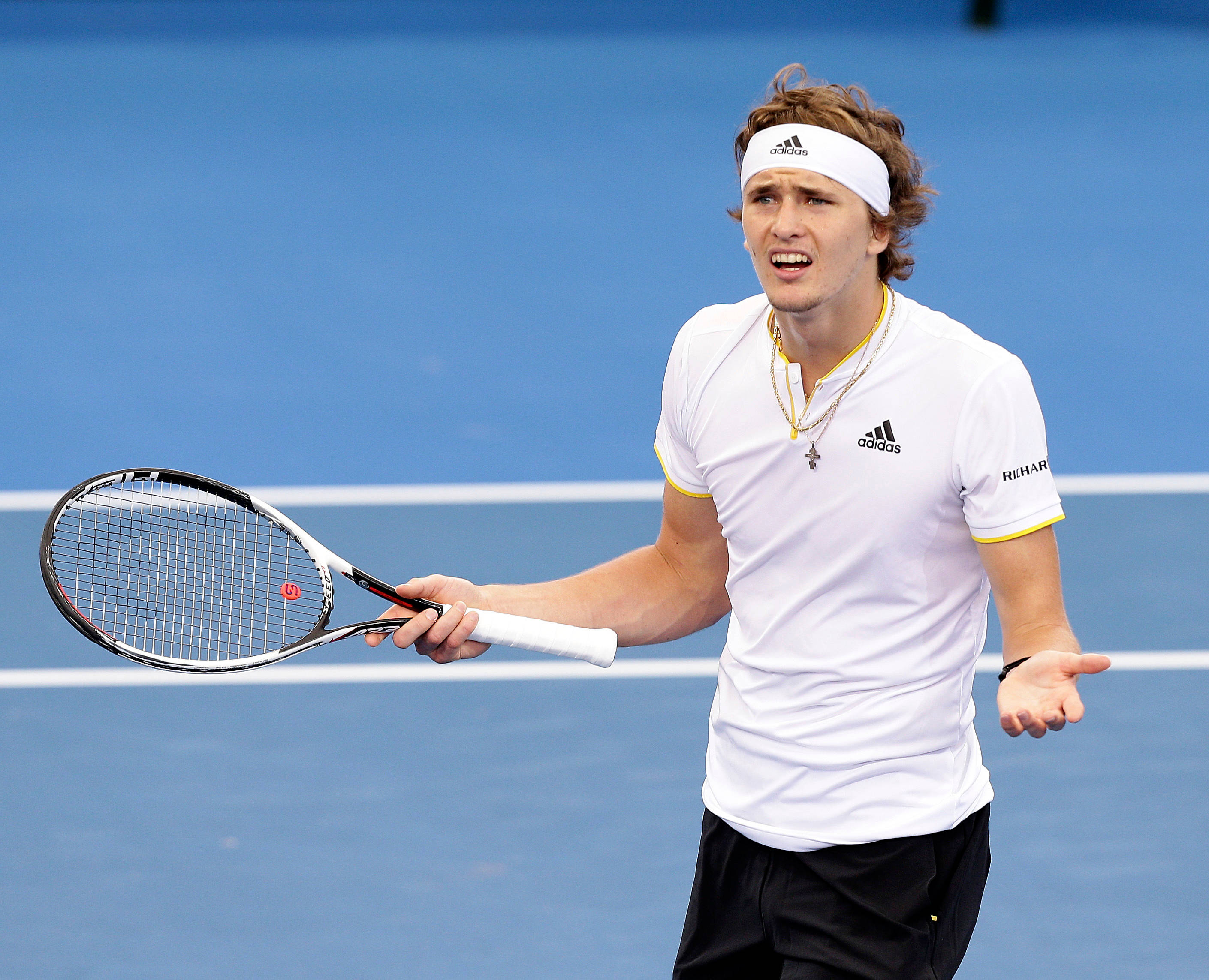 alexander zverev 桌布 壁紙 — 一名身穿白色襯衫和頭帶的男性網球選手在藍色硬地球場上激烈反應，手持球拍。