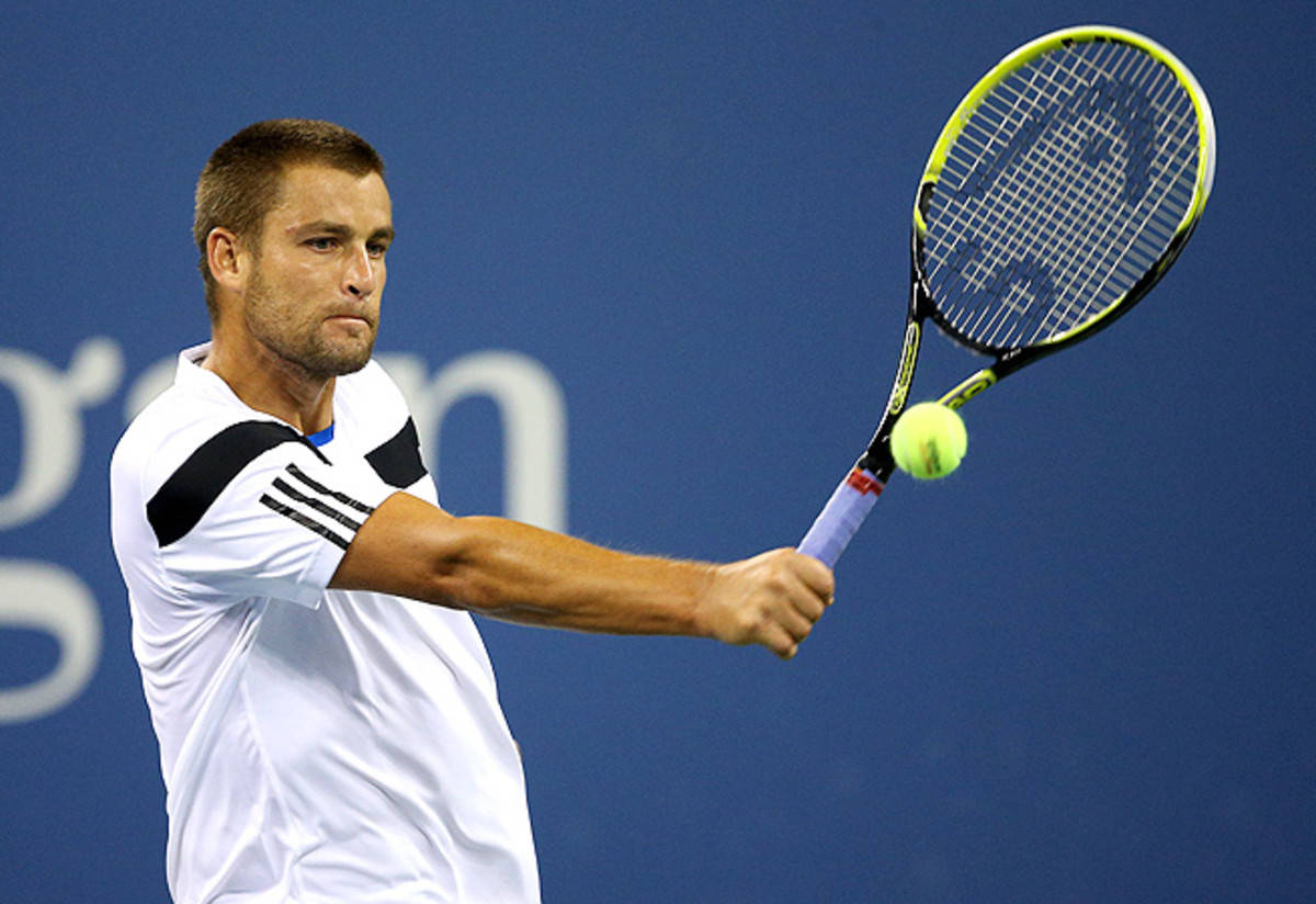 Tennis 桌布 壁紙 — 一名身穿白色襯衫的男性網球運動員揮動黃色框架的球拍，擊打一顆亮綠色的球，背景為純藍色。