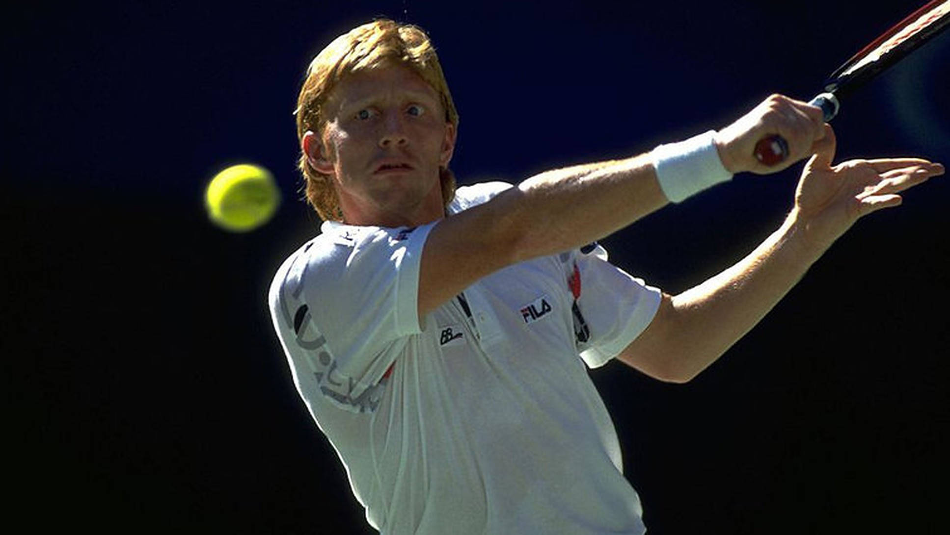 Boris Becker 桌布 壁紙 — 一名身穿白色襯衫的男性網球選手在深色背景下揮拍擊打黃色球。