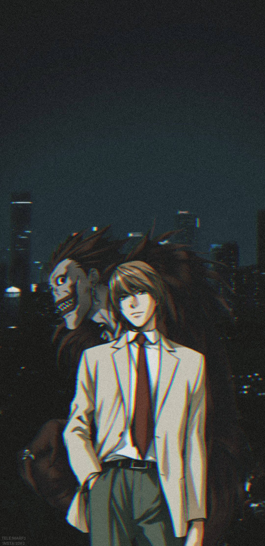 Light Yagami 桌布 壁紙 — 一名身穿白色西裝的年輕男子冷靜地站著，身後一個怪物般的身影在夜晚黑暗的城市天際線襯托下赫然聳立。