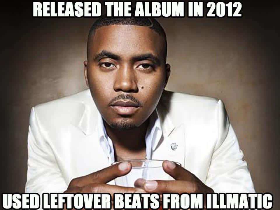 Celebrity Humor Memes 桌布 壁紙 — 一名身穿白色西裝的男子在黑暗背景下手持玻璃杯，凝視著鏡頭。