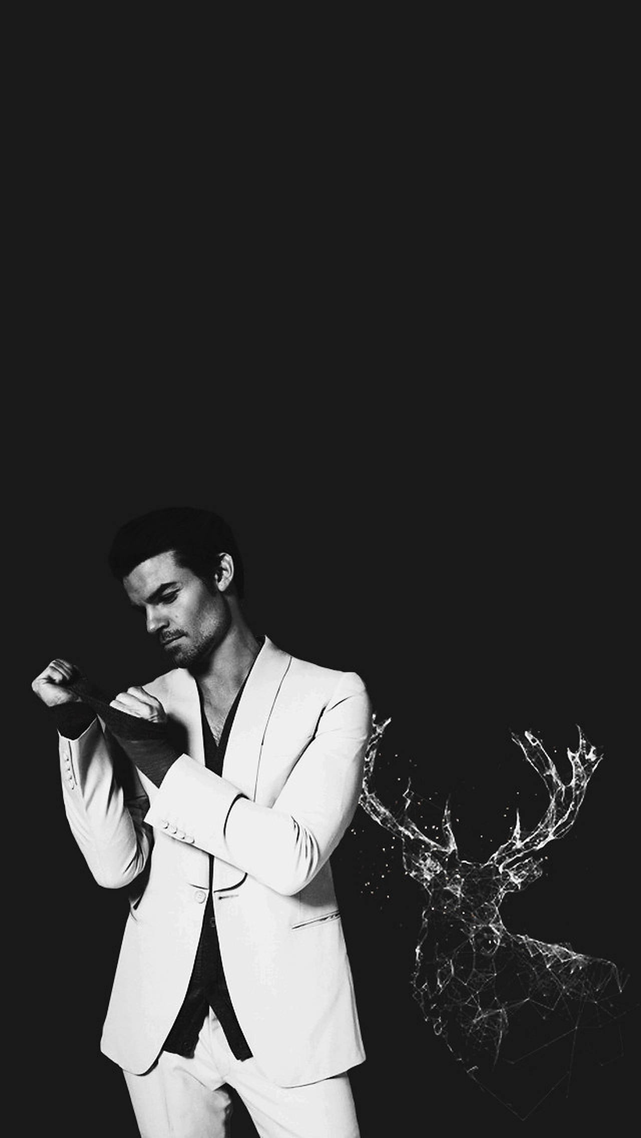 Daniel Gillies 桌布 壁紙 — 一名身穿白色西裝的男子站在黑色背景前，旁邊有一個幾何鹿剪影。