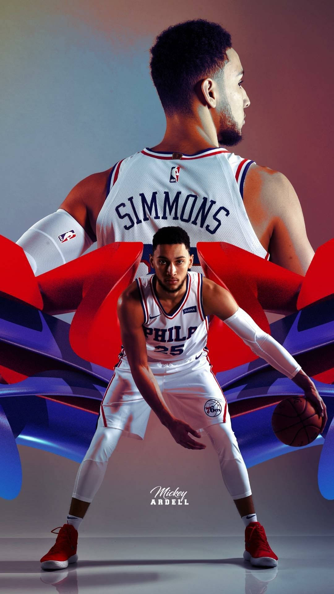 Ben Simmons 桌布 壁紙 — 一名身穿白色費城球衣的籃球運動員運球，而一個更大的自己則在風格化的紅藍背景中隱現。