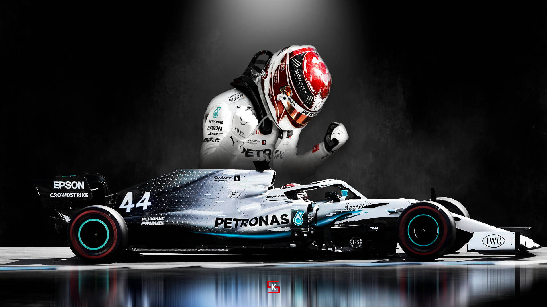 F1 桌布 壁紙 — 一名身穿白色賽車服和頭盔的F1車手，在反射賽道上，戲劇性的聚光燈下，在他流線型的銀藍色梅賽德斯賽車上方慶祝勝利。