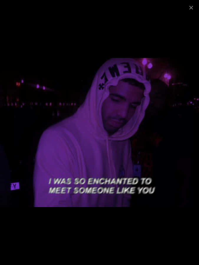 Aesthetic Drake 桌布 壁紙 — 一名身穿白色連帽衫、印有「DAME」字樣的男子在夜晚的紫色霓虹燈下低頭，帶有疊加文字。