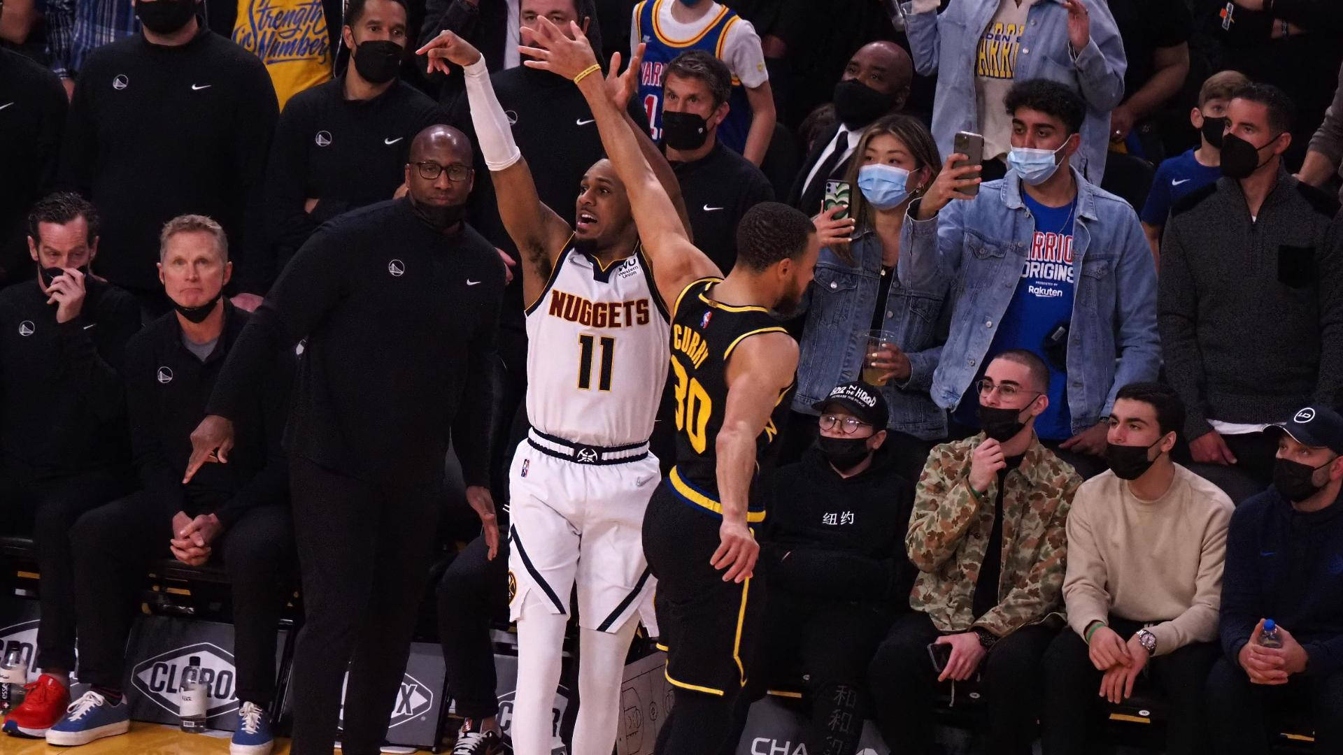 finals 桌布 壁紙 — 一名身穿白色金塊球衣、背號11的籃球運動員跳起投籃，同時被一名身穿黑黃色的金州勇士球員防守。