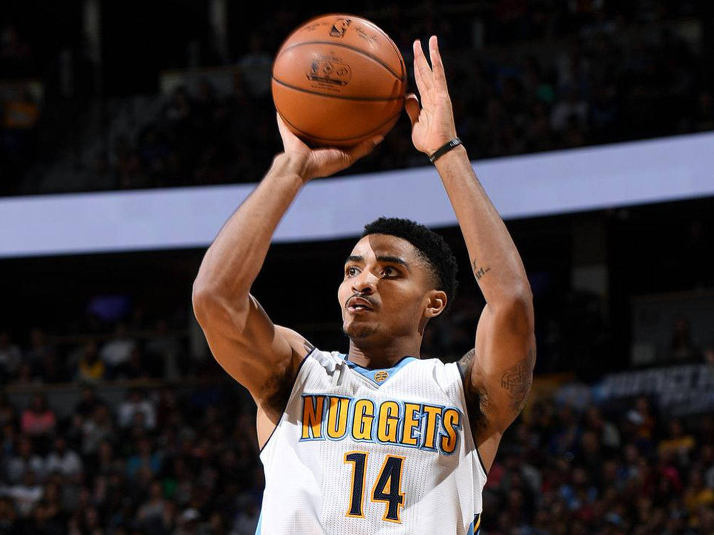 gary harris 桌布 壁紙 — 一名身穿白色金塊球衣、背號14的籃球運動員在場館燈光下準備投籃。