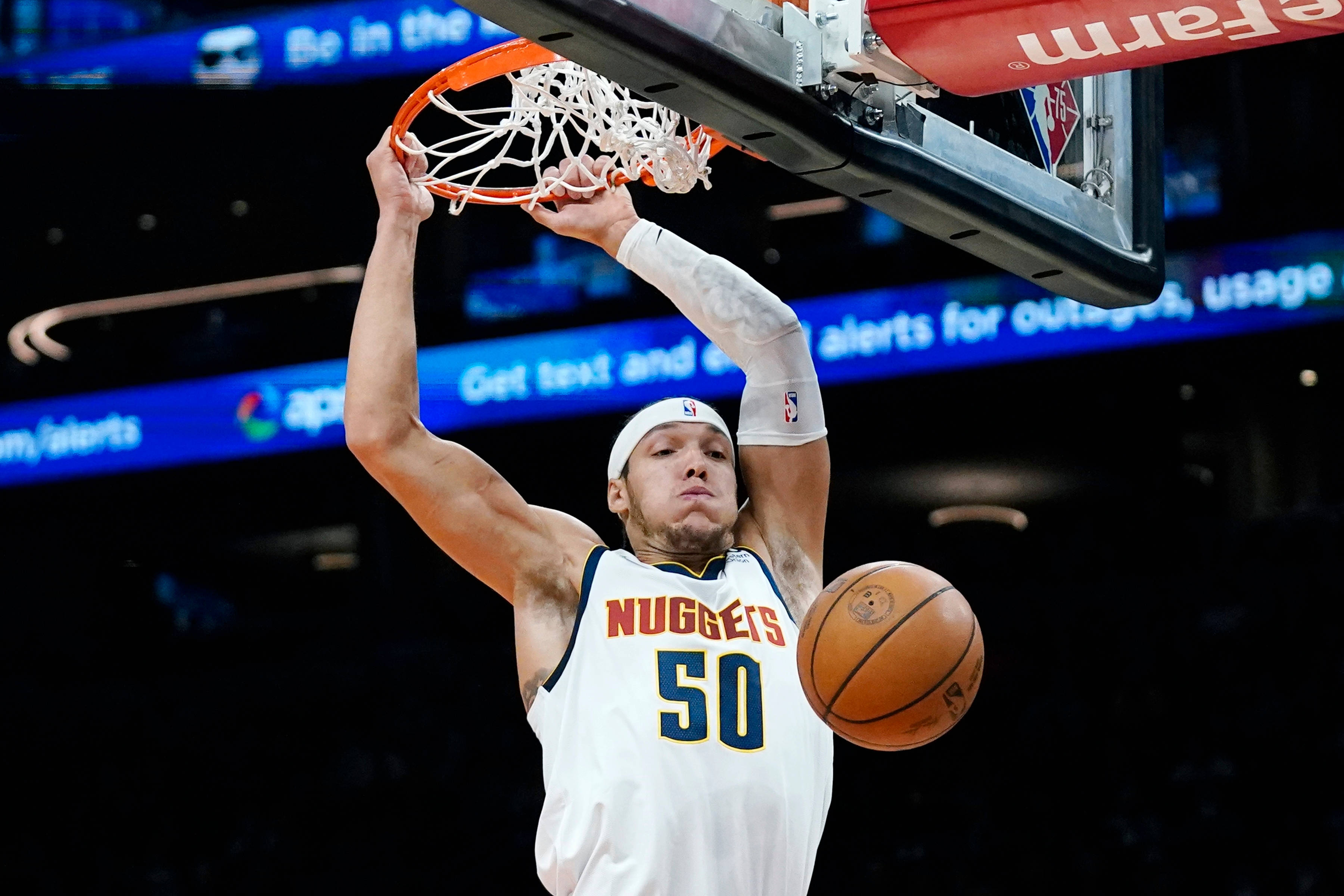 aaron gordon 桌布 壁紙 — 一名身穿白色金塊球衣的籃球運動員在明亮的場館燈光下，以高度專注力灌籃。