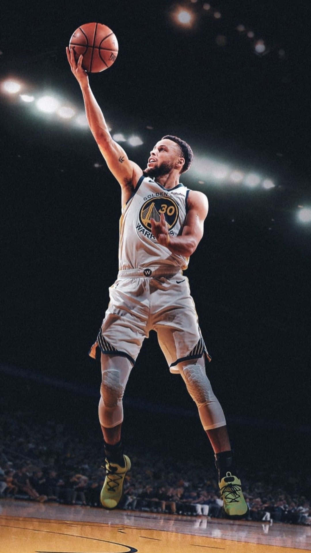 Aesthetic NBA 桌布 壁紙 — 一名身穿白色金州勇士隊球衣的籃球運動員在明亮的場館燈光下跳起投籃。