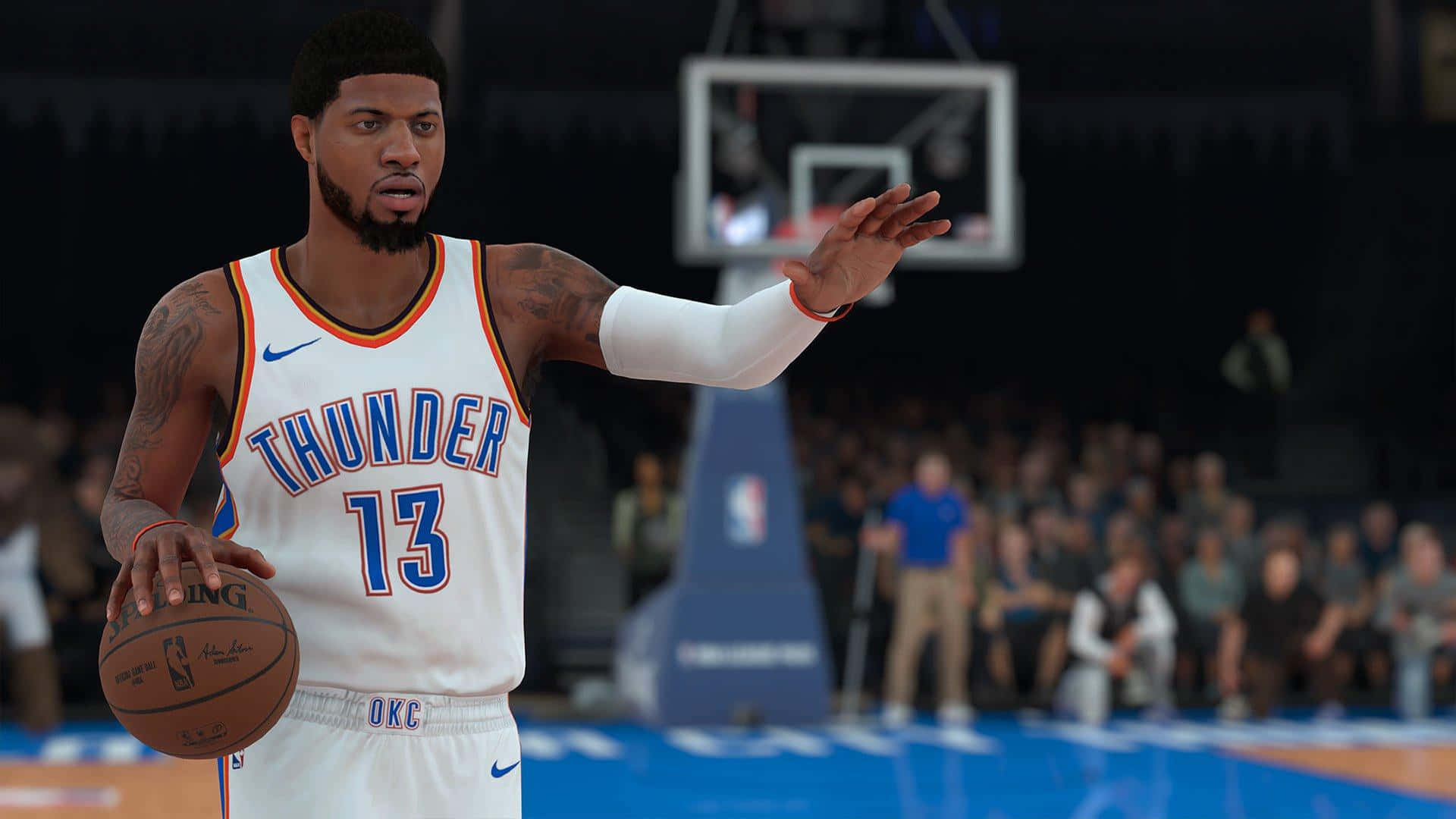 NBA 2k 桌布 壁紙 — 一名身穿白色雷霆隊球衣的籃球運動員在燈光明亮的球場上拿著球並做手勢，身後是模糊的人群和籃框。