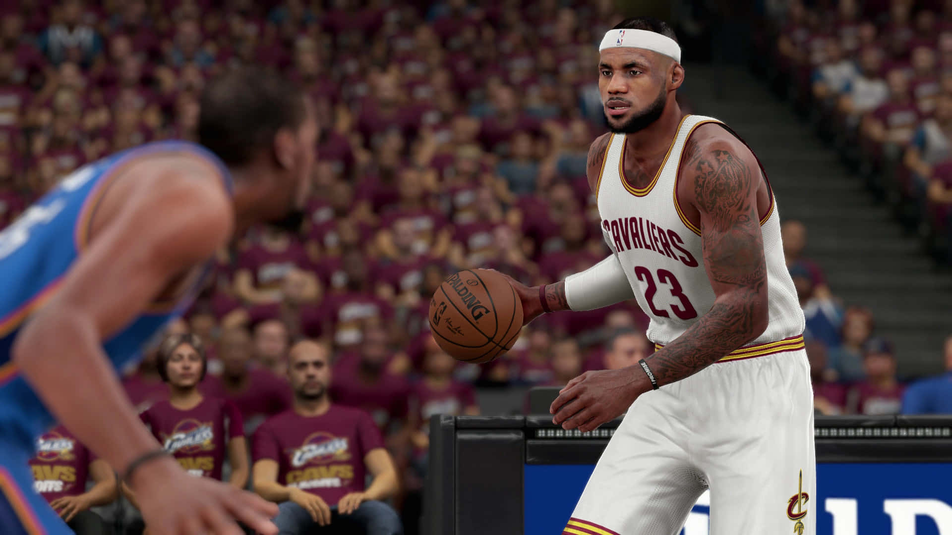 NBA 2k21 桌布 壁紙 — 一名身穿白色騎士隊球衣的籃球運動員在擠滿觀眾的場館中運球，與對手對峙。