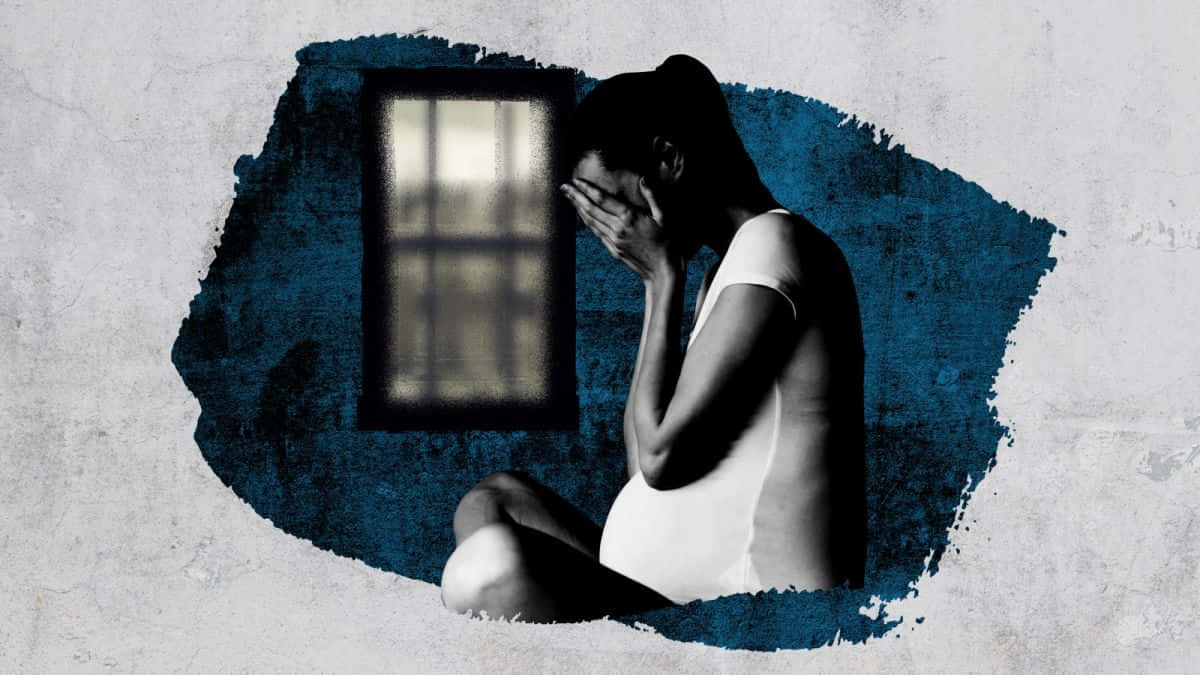 Woman 桌布 壁紙 — 一名身穿白衣的女人在一個有鐵窗的空房間裡，彎腰坐著，用手掩面哭泣。