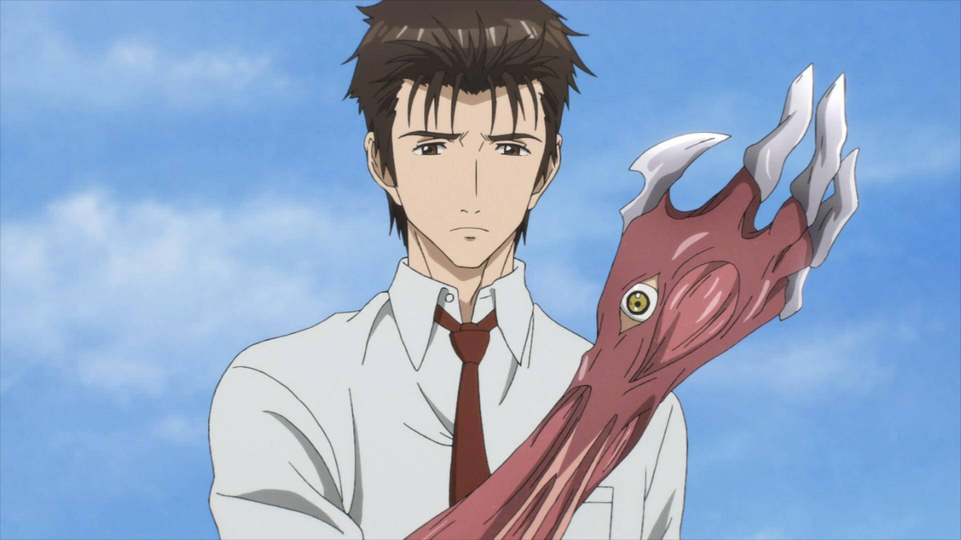 Parasyte 桌布 壁紙 — 一名身穿白襯衫、打紅領帶的年輕男子，在藍天下舉起一隻帶有爪子和眼睛的怪誕生物機械手臂。
