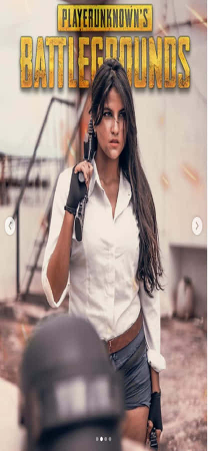 iPhone X Playerunknown's Battlegrounds 桌布 壁紙 — 一名身穿白襯衫和手套的兇猛女兵，在飽受戰爭蹂躪的城市環境中手持手槍，上方有PUBG標誌。
