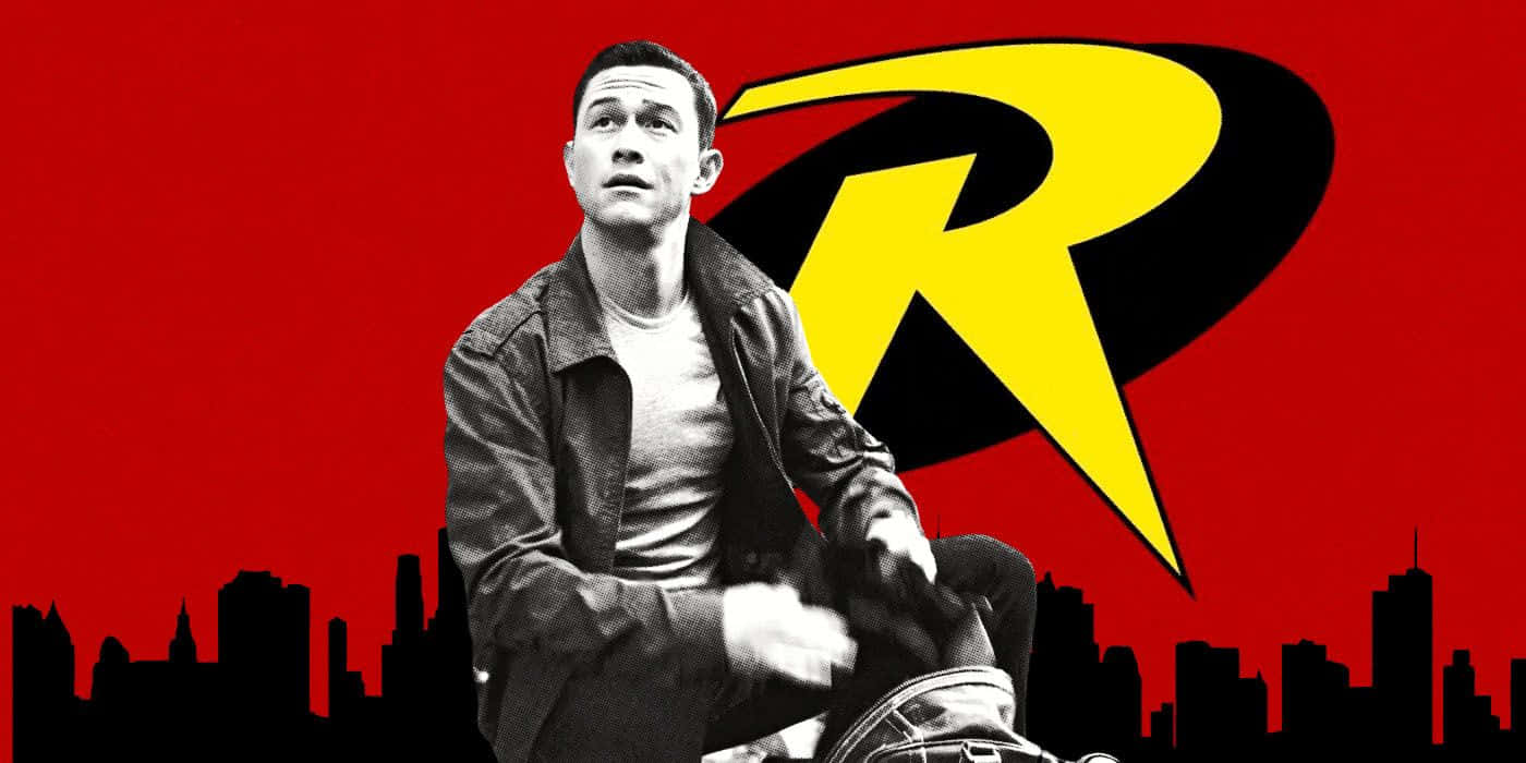 joseph gordon-levitt 桌布 壁紙 — 一名身穿皮夾克的男子坐在摩托車上，背景為大膽的紅色，帶有大型黃色R標誌和城市天際線剪影。