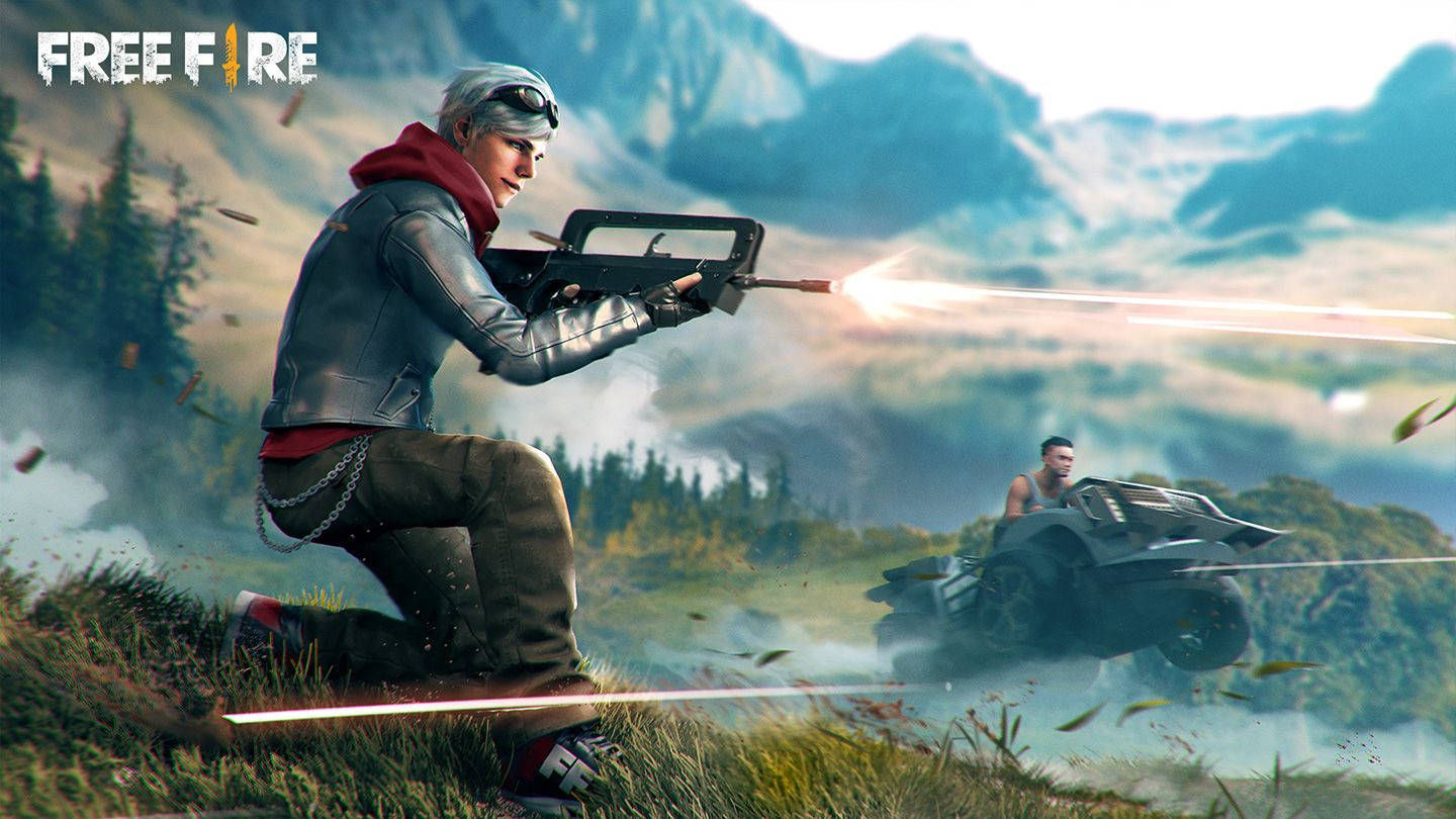 free fire banner 桌布 壁紙 — 一名身穿皮夾克的遊戲玩家在草坡上發射發光武器，一輛車輛在山區景觀中疾馳而過。