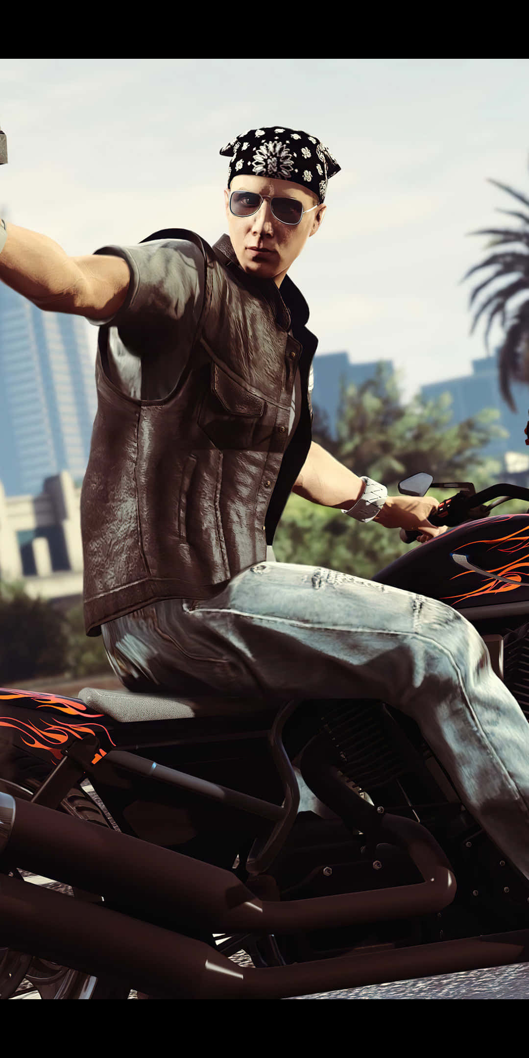 Pixel 3 Grand Theft Auto V 桌布 壁紙 — 一名身穿皮背心和頭巾的男子，騎著一輛裝飾著火焰的摩托車，穿過陽光明媚、有棕櫚樹的城市景觀。