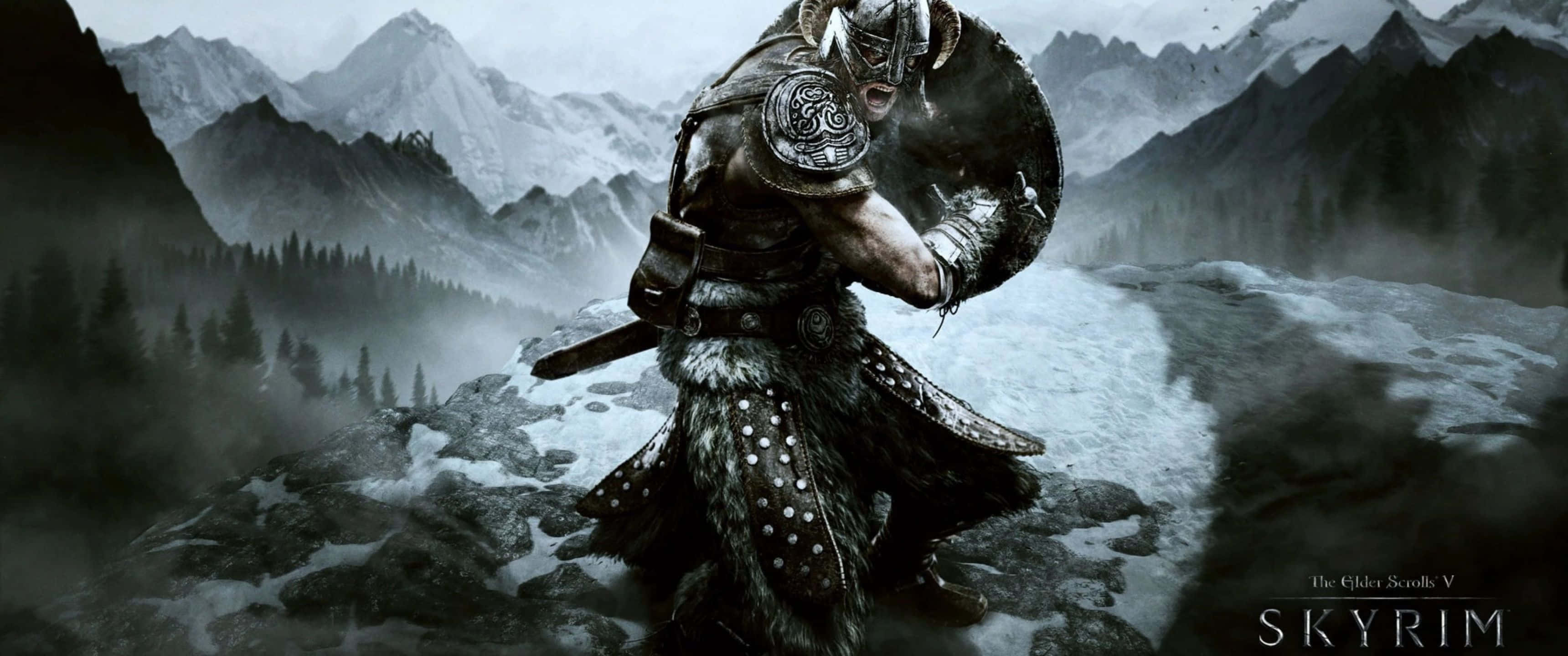 3440x1440p The Elder Scrolls V Skyrim 桌布 壁紙 — 一名身穿盔甲的北歐戰士站在積雪的山脊上，手持盾牌和劍，背後是霧氣繚繞的山峰。