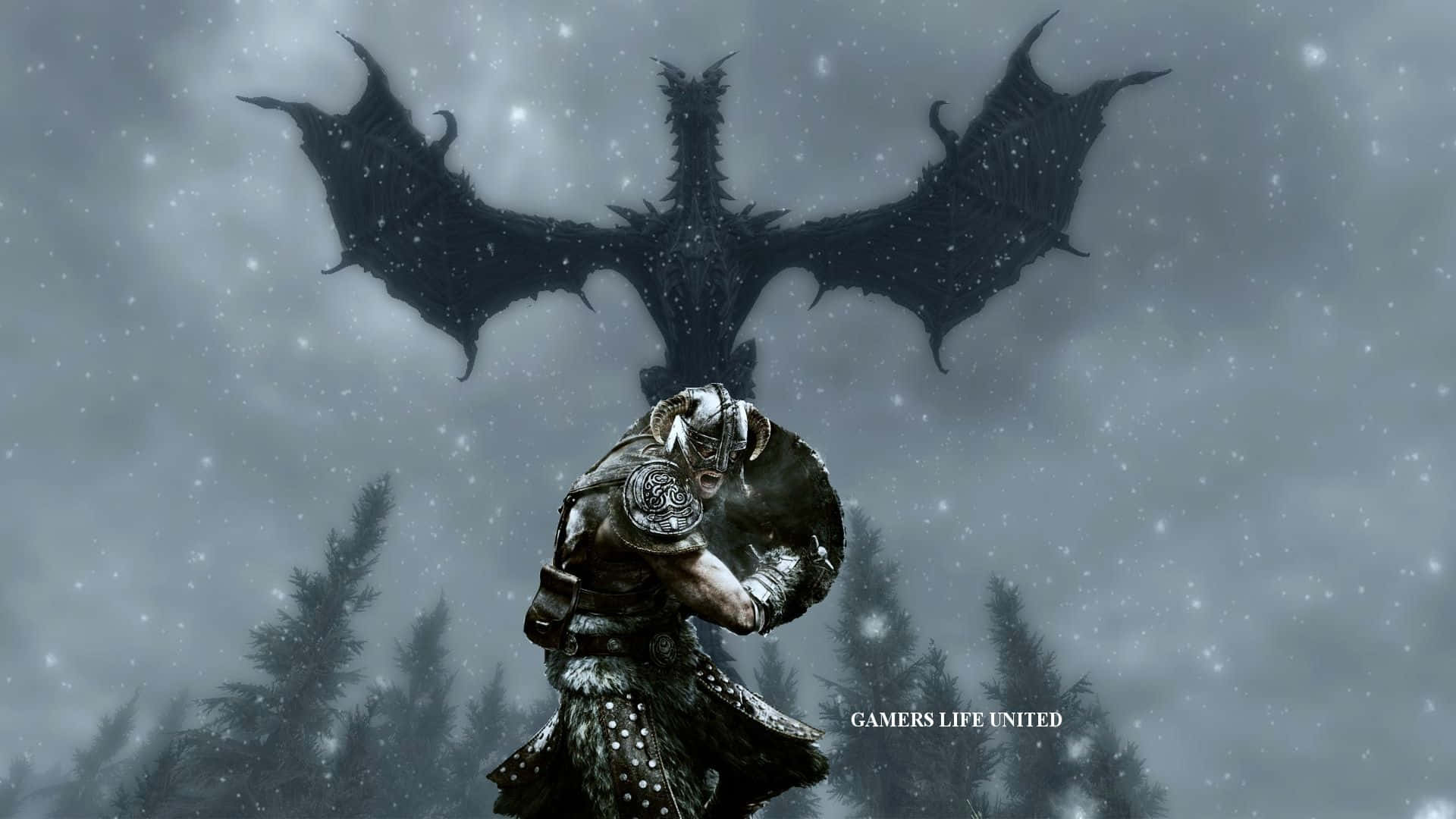 Skyrim Alduin 桌布 壁紙 — 一名身穿盔甲的戰士在暴風雪天空中翱翔的巨大黑暗龍下挑釁地站立。
