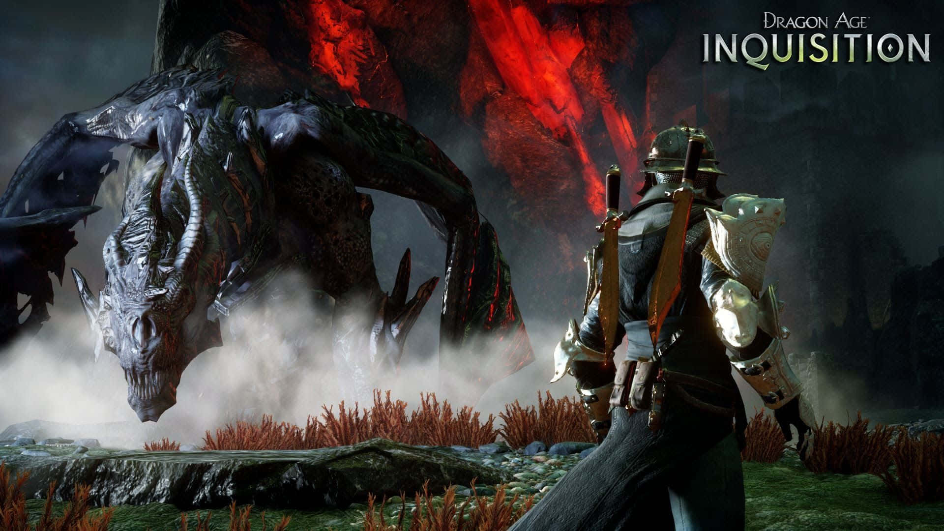 Best Dragon Age Inquisition 桌布 壁紙 — 一名身穿盔甲的戰士在發光的紅色熔岩和霧氣瀰漫的火山地形中面對一條巨大的黑暗巨龍。