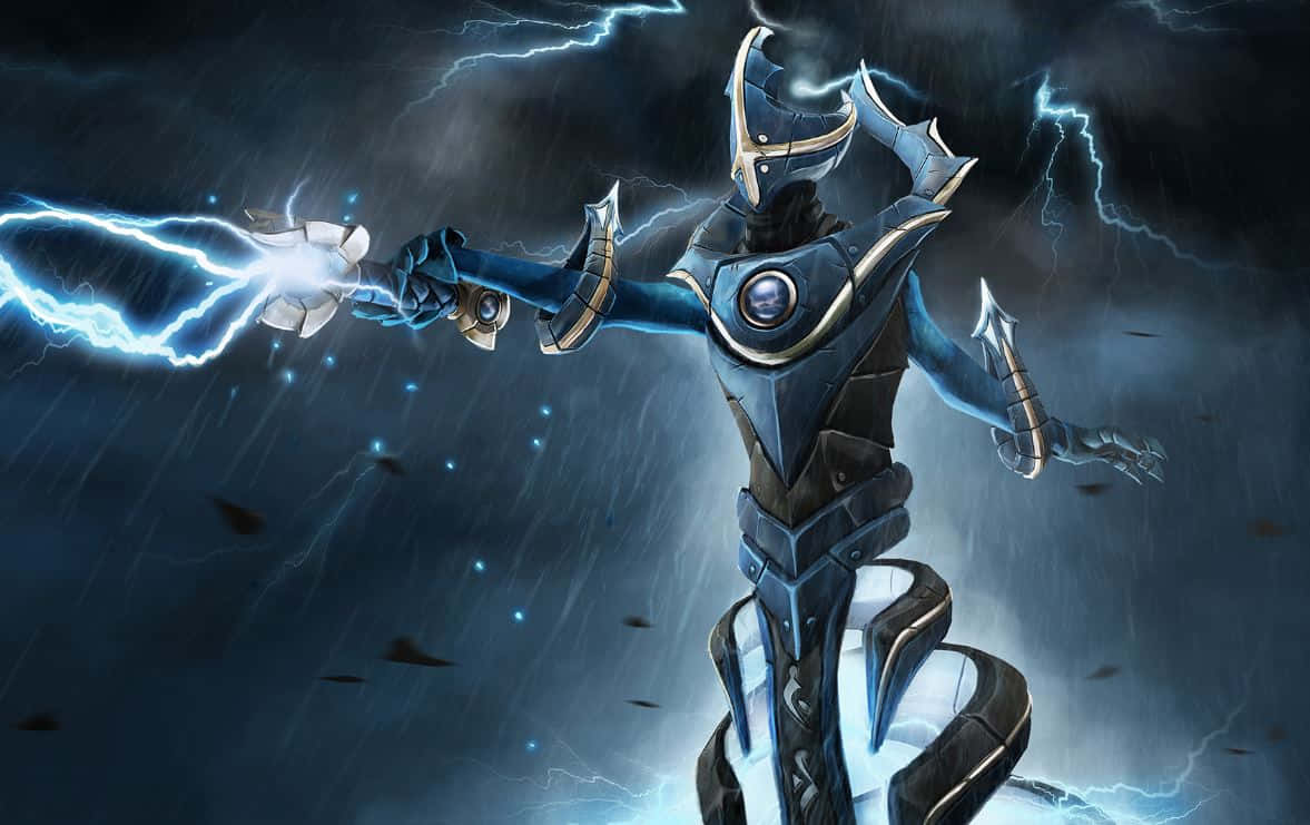 Online Gaming 桌布 壁紙 — 一名身穿盔甲的戰士在風雨交加、烏雲密佈的天空中引導著劈啪作響的藍色閃電。