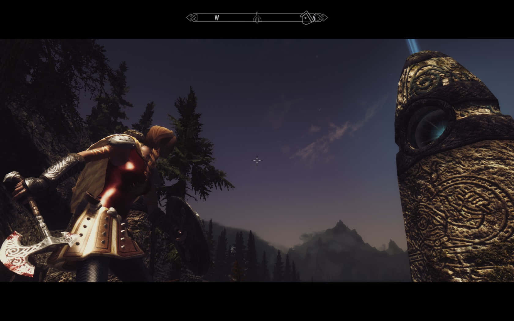 Skyrim Astrid 桌布 壁紙 — 一名身穿盔甲的戰士站在一個巨大的石頭頭像旁邊，身處黃昏時分薄霧籠罩的森林中，遠方有山巒。