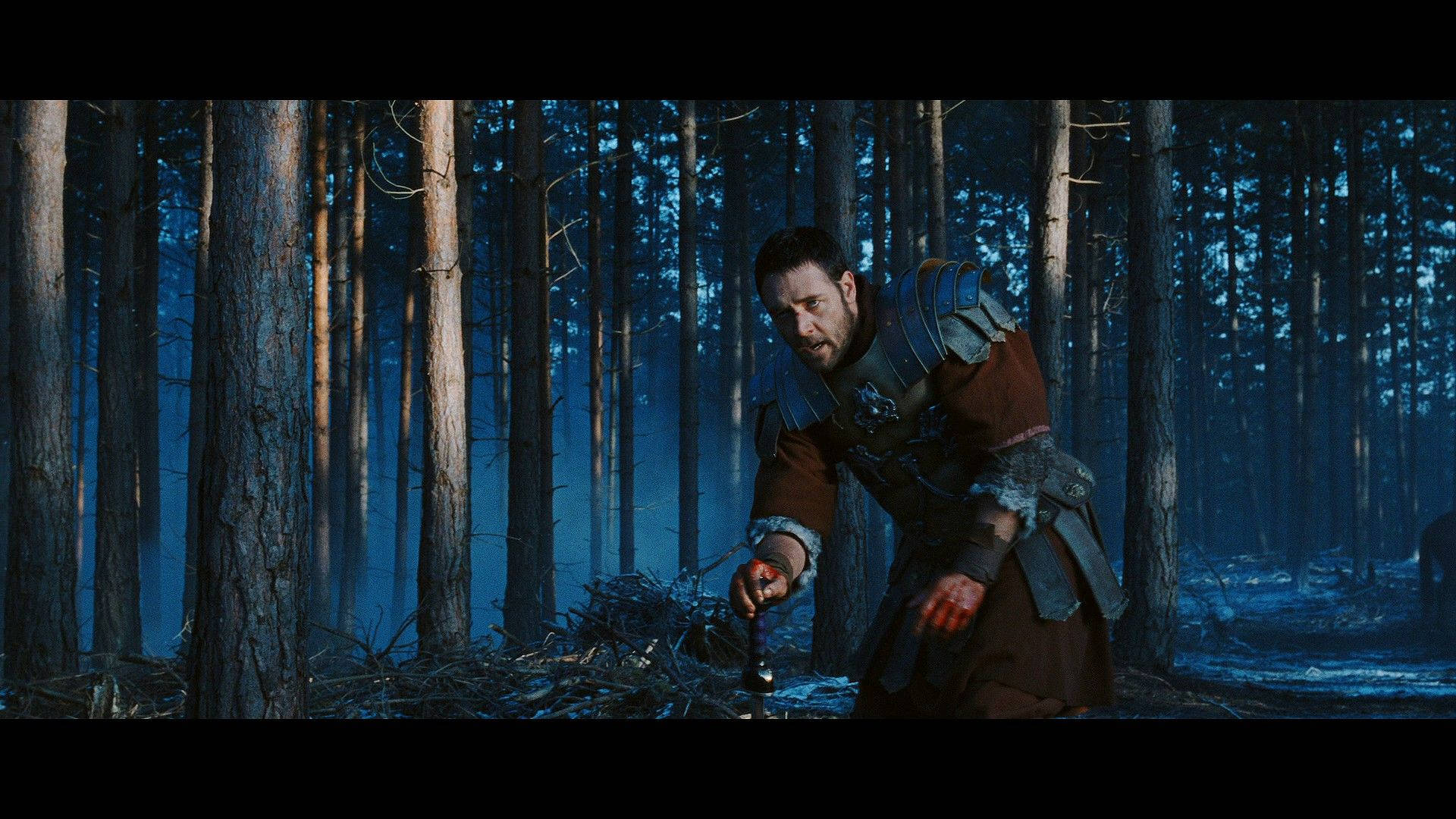 Gladiator 桌布 壁紙 — 一名身穿盔甲的戰士跪在迷霧藍色森林中，雙手沾滿鮮血握著劍。