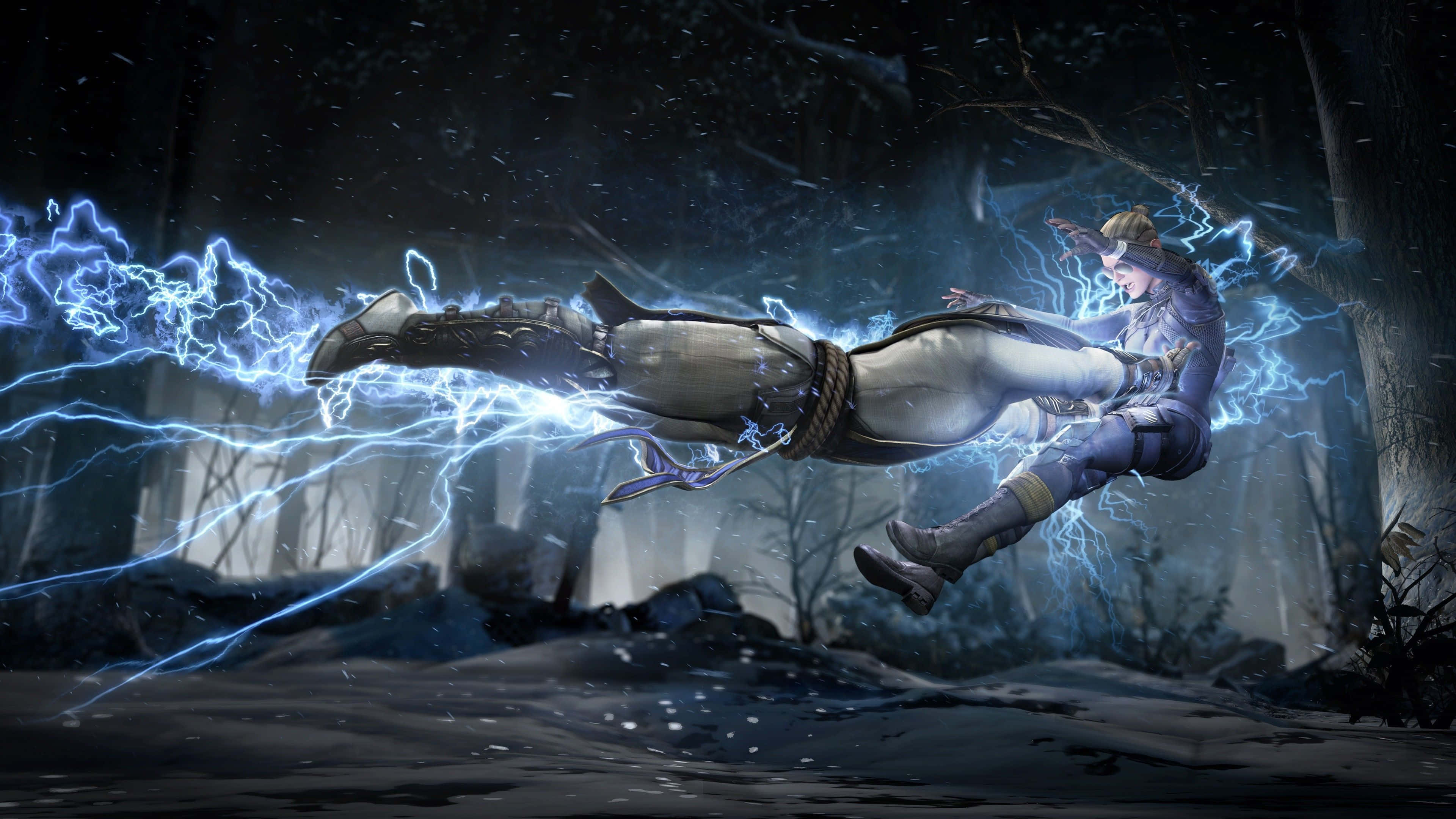 Mortal Kombat Raiden 桌布 壁紙 — 一名身穿盔甲的戰士飛過黑暗的森林，藍色閃電在他們周圍劈啪作響。