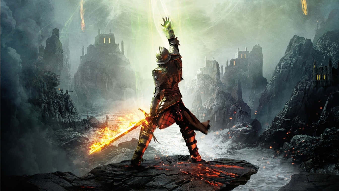 1366x768 Dragon Age Inquisition 桌布 壁紙 — 一名身穿盔甲的騎士站在岩石露頭上，揮舞著一把火焰劍，舉起的手湧出發光的能量，背景是霧氣瀰漫的廢墟和崎嶇的山脈。