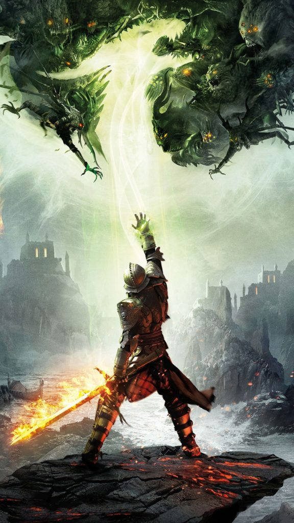 Warrior 桌布 壁紙 — 一名身穿盔甲的騎士站在熔岩條紋的懸崖上，揮舞著火焰劍，而綠色的惡魔生物從暴風雨的天空中降臨。