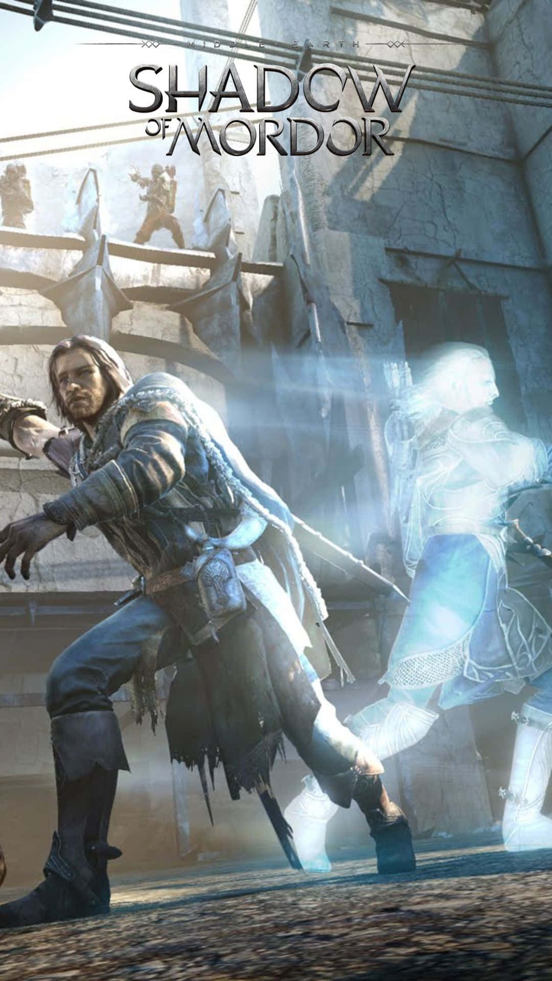 Android Shadow Of Mordor 桌布 壁紙 — 一名身穿破爛盔甲的戰士在陽光照耀的石頭堡壘中向前衝刺，一個幽靈般的身影在他旁邊發光。