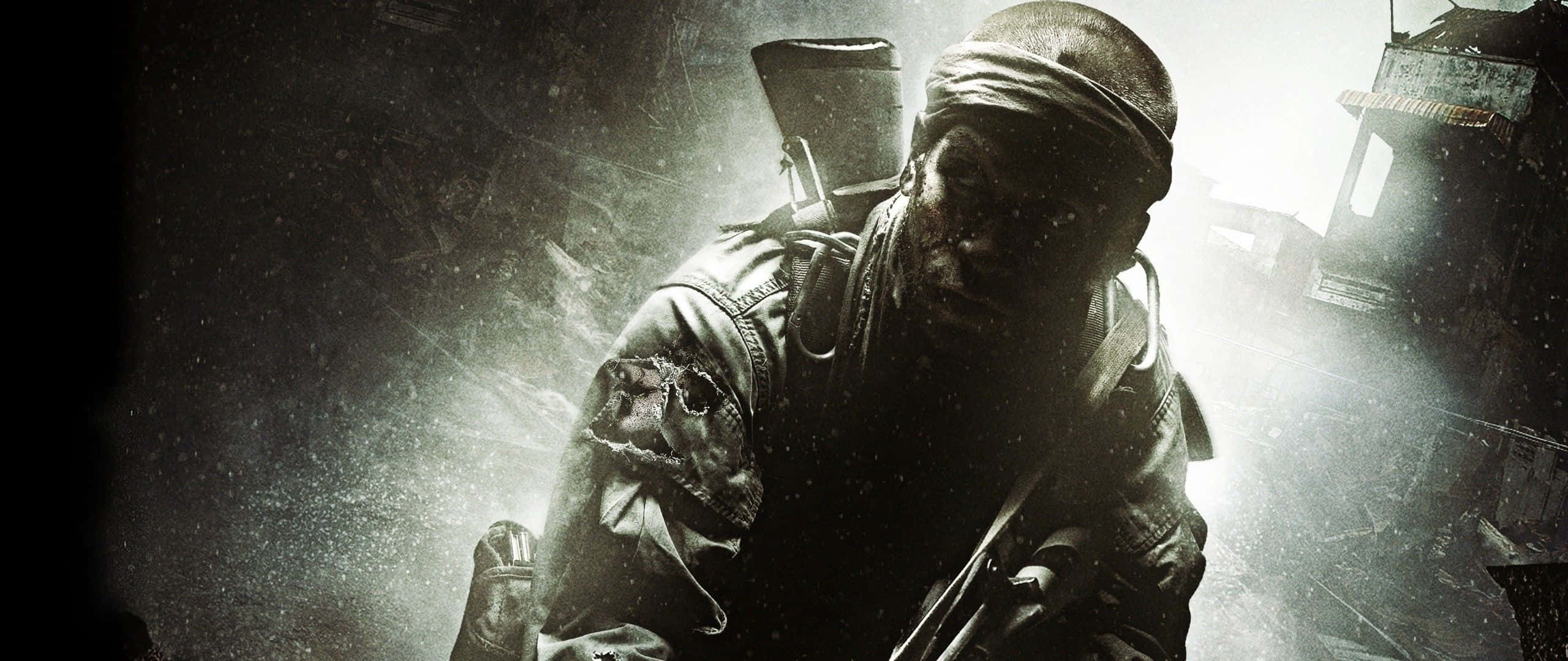 Call Of Duty Soldiers 桌布 壁紙 — 一名身穿破爛裝備的粗獷士兵，手持步槍，在煙霧瀰漫的戰區中前進，被強烈的背光照亮。