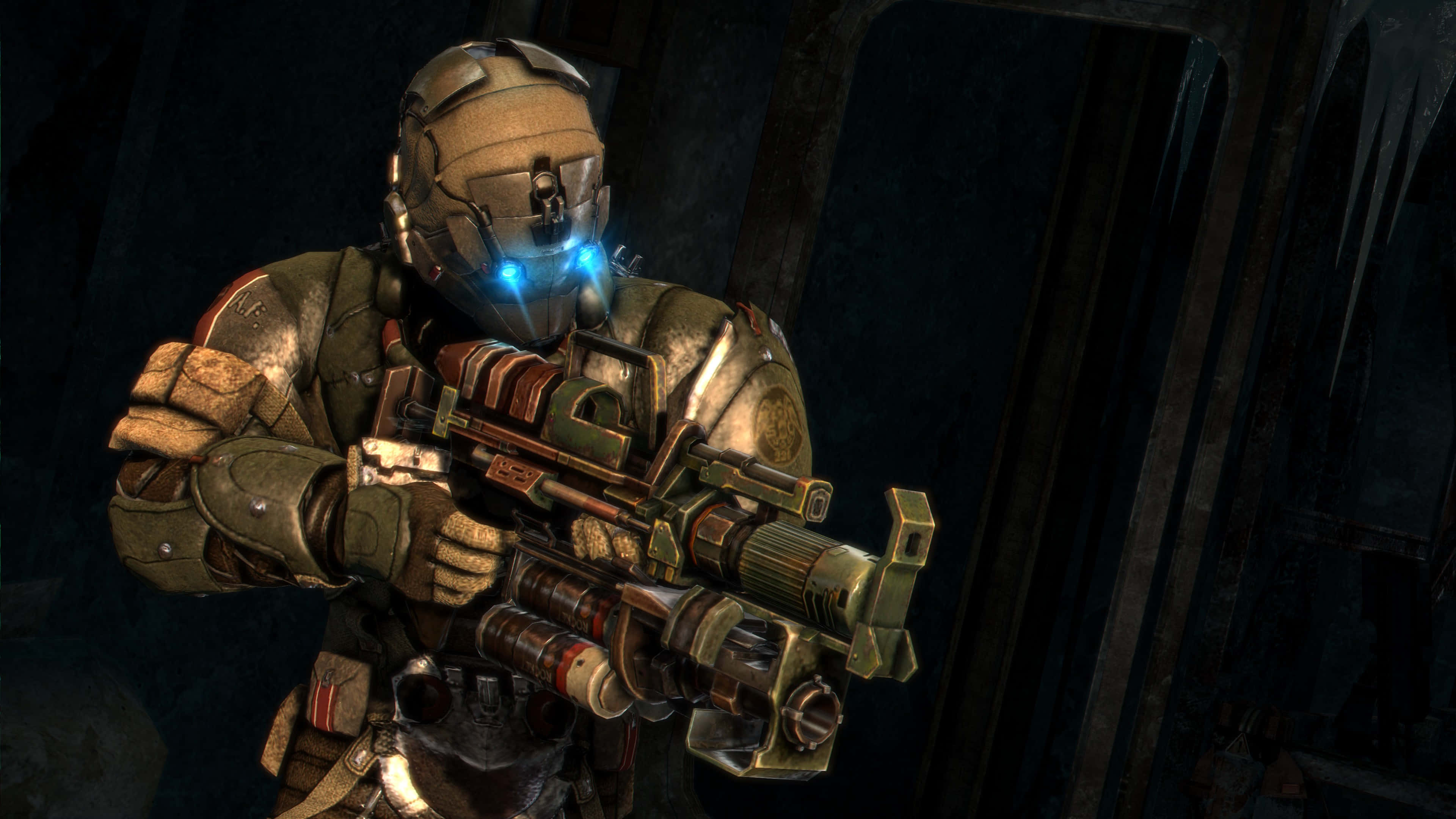 Dead Space 4K 桌布 壁紙 — 一名身穿破舊戰鬥裝甲、帶有發光藍色護目鏡的士兵，在昏暗的工業環境中瞄準重型武器。