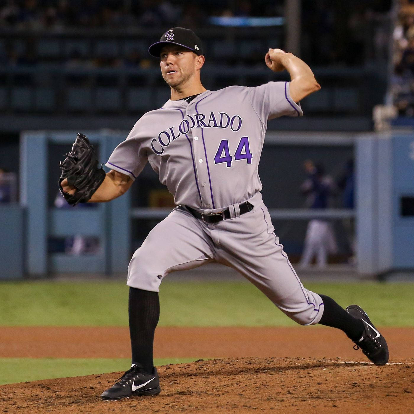 Colorado Rockies 桌布 壁紙 — 一名身穿科羅拉多隊服的棒球投手在球場燈光下專注地投球。