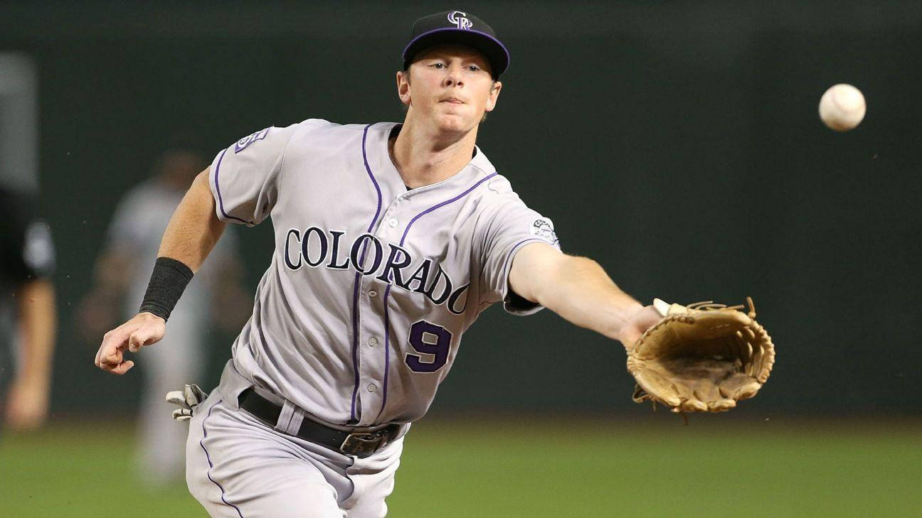 Dj Lemahieu 桌布 壁紙 — 一名身穿科羅拉多隊服的棒球選手在夜間比賽中，在球場燈光下專注地投球。