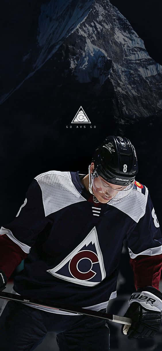 NHL 桌布 壁紙 — 一名身穿科羅拉多雪崩隊球衣的冰球運動員，手持球棍向前傾，背景是黑暗的山脈。