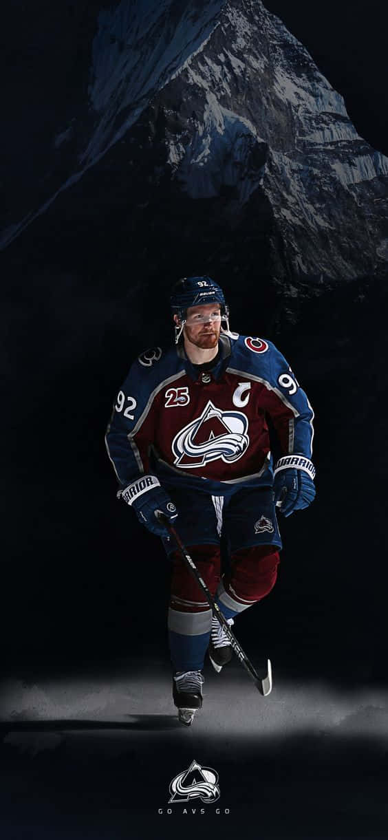 NHL 桌布 壁紙 — 一名身穿科羅拉多雪崩隊裝備的冰球運動員，在戲劇性燈光下，向著崎嶇的山景背景邁步前進。