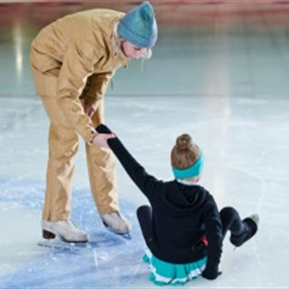 skate 桌布 壁紙 — 一名身穿米色雪衣的成人，正在幫助一名身穿黑色連帽衫的兒童從溜冰場跌倒後站起來。