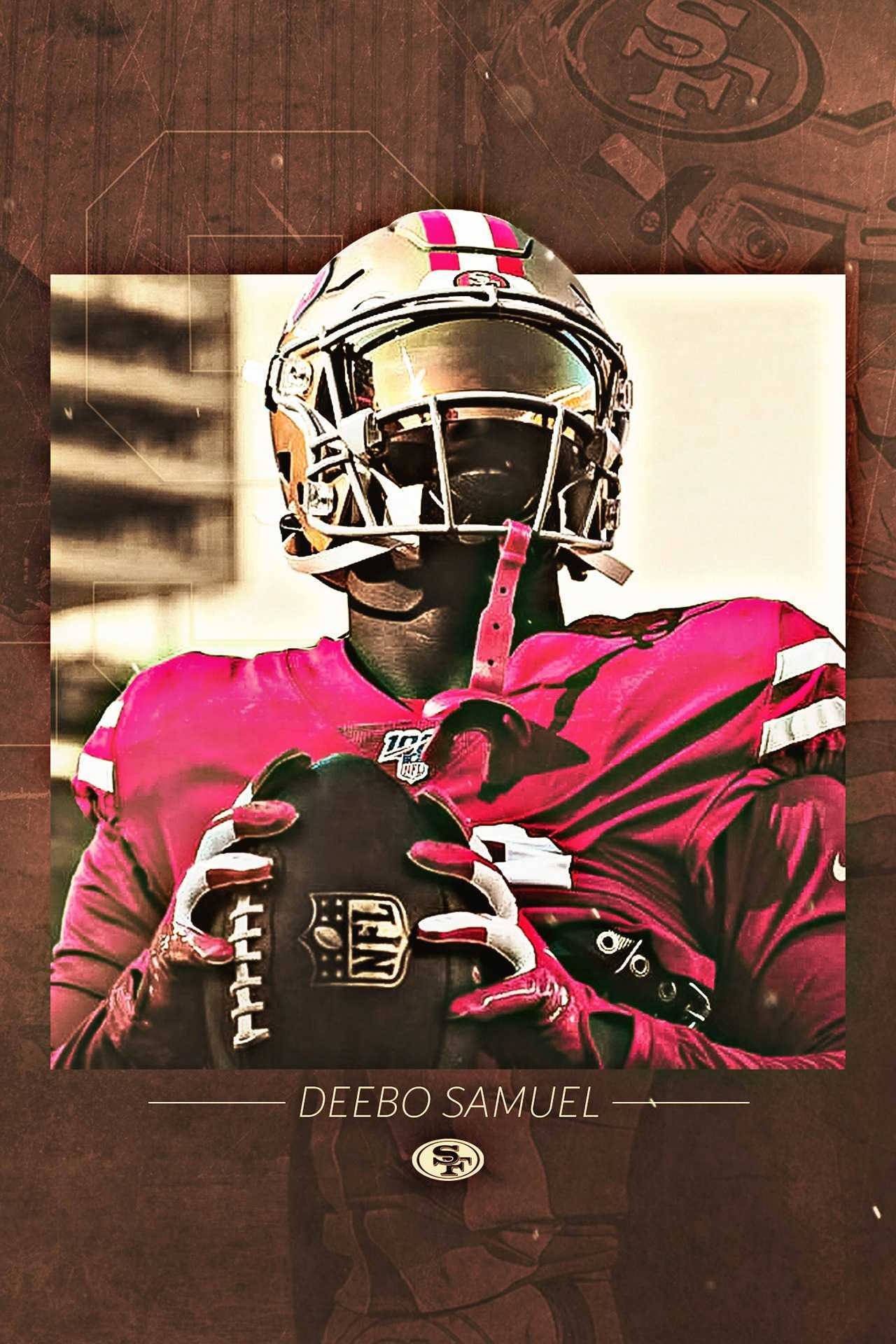 Deebo 桌布 壁紙 — 一名身穿粉紅色球衣的美式足球員在紋理棕色背景前，在風格化頭盔下抱著一個球。