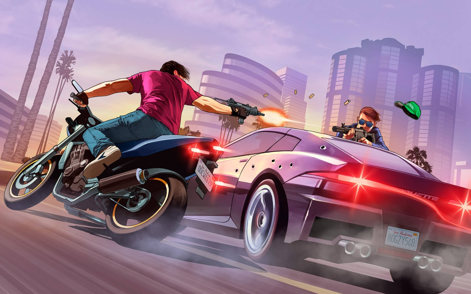 4K gta 5 桌布 壁紙 — 一名身穿粉紅色襯衫的摩托車騎士在棕櫚樹成蔭的城市景觀中高速追逐一輛紫色跑車並向其開火。