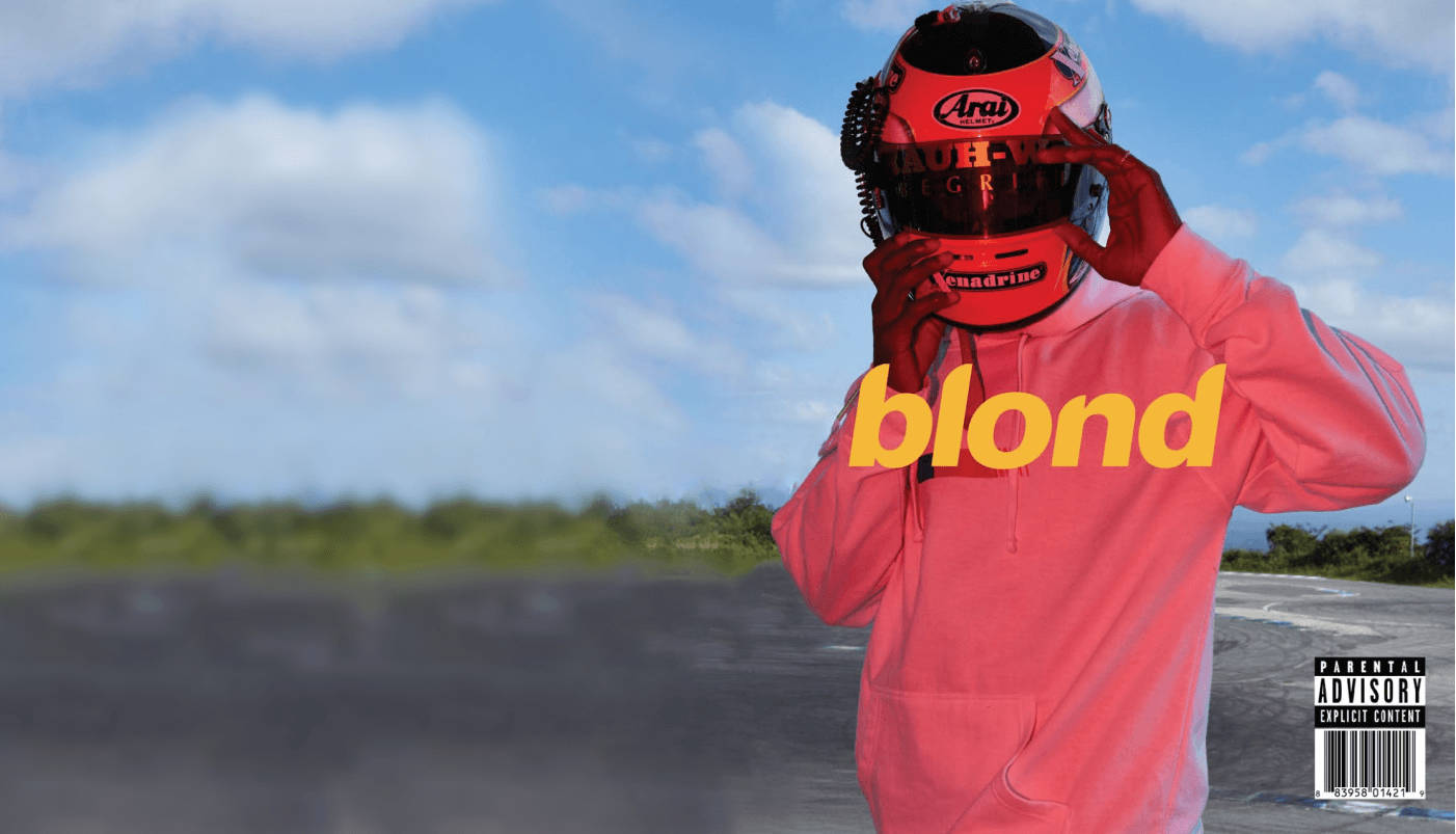 Frank Ocean 桌布 壁紙 — 一名身穿粉紅色連帽衫的人舉起紅色賽車頭盔，在陰天背景下露出粗體黃色字母的「blond」字樣。